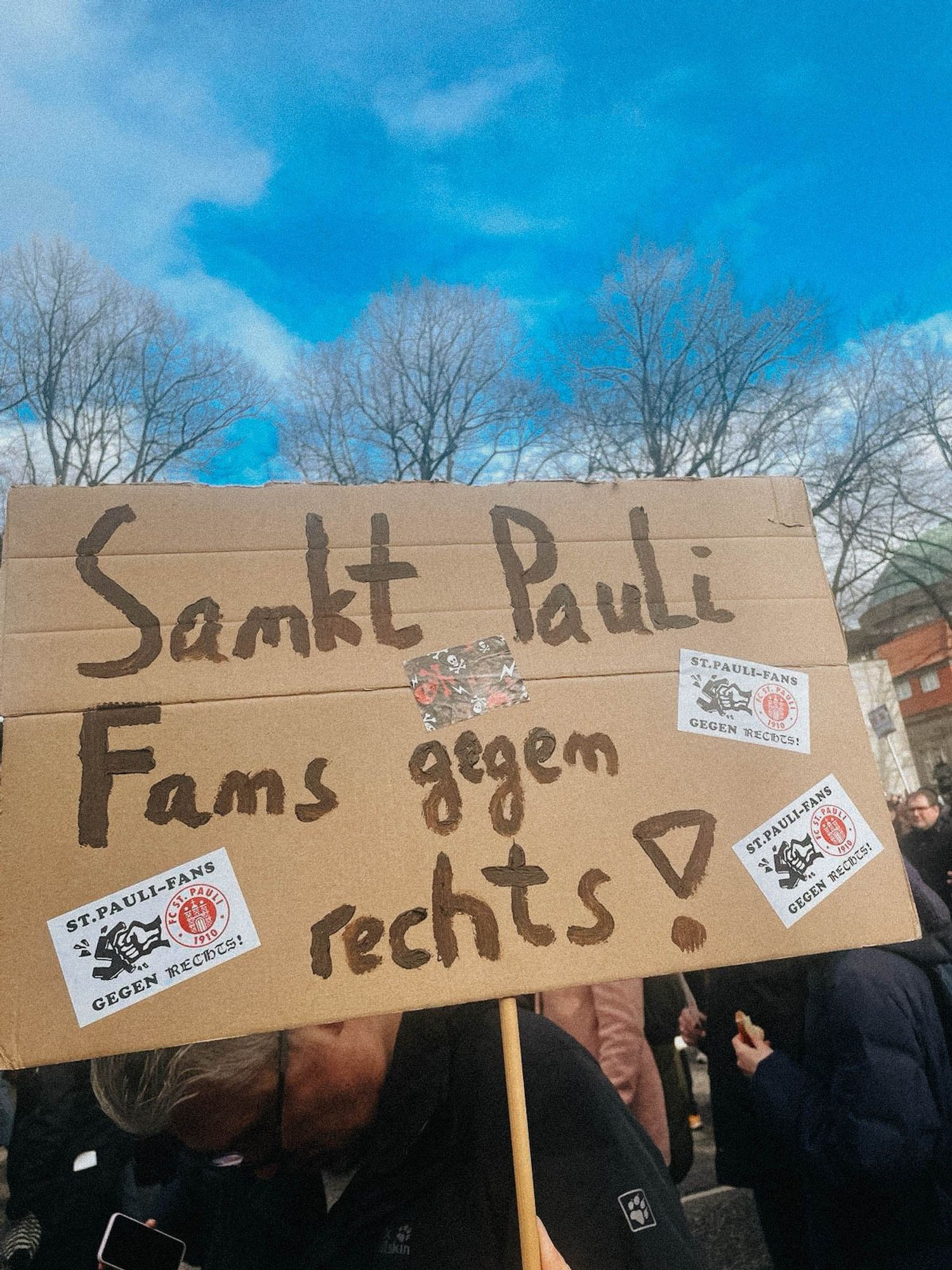 Demoschild mit Aufschrift "Sankt Pauli Fans gegen Rechts!"