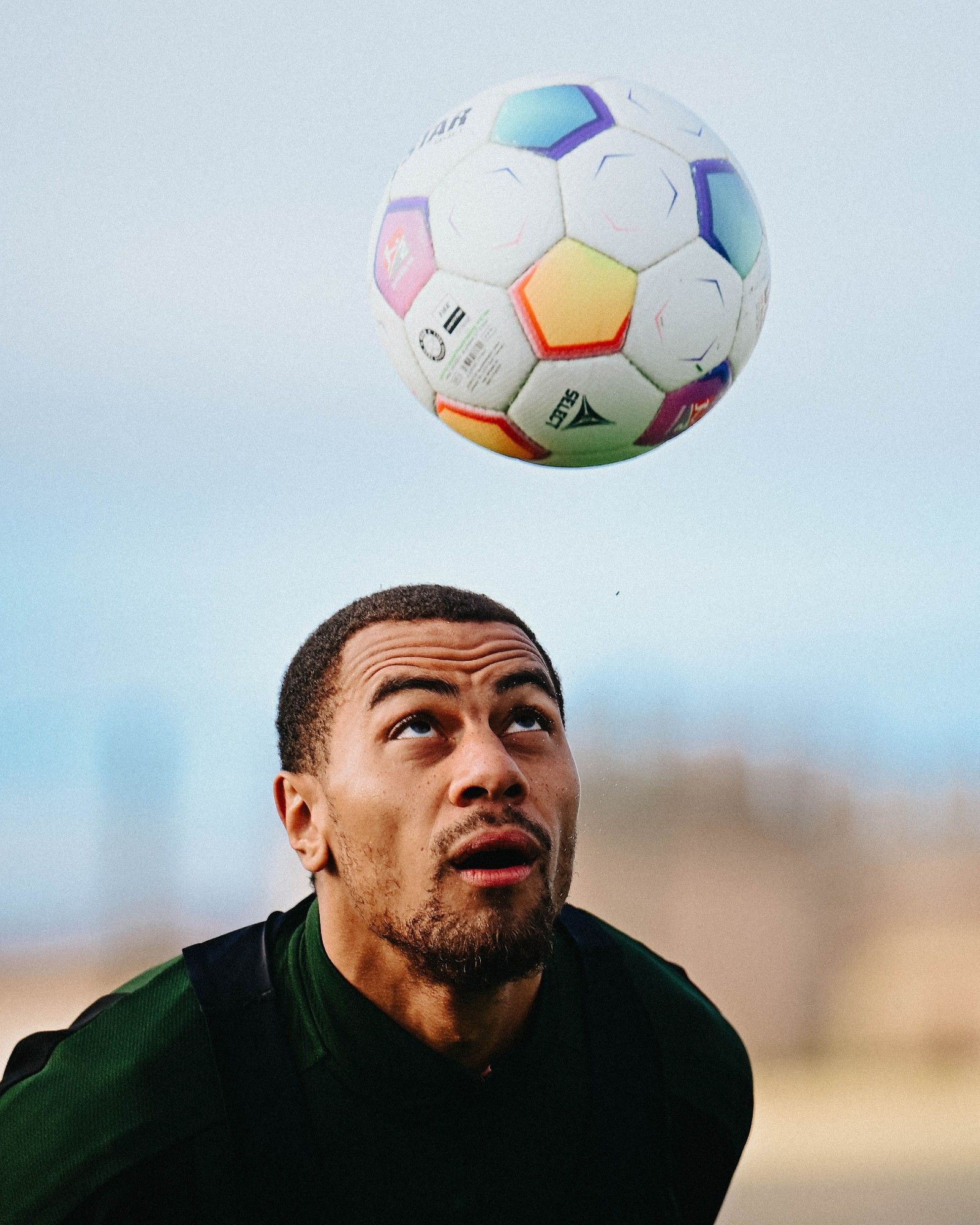 Etienne Amenyido jongliert einen Fußball mit dem Kopf.