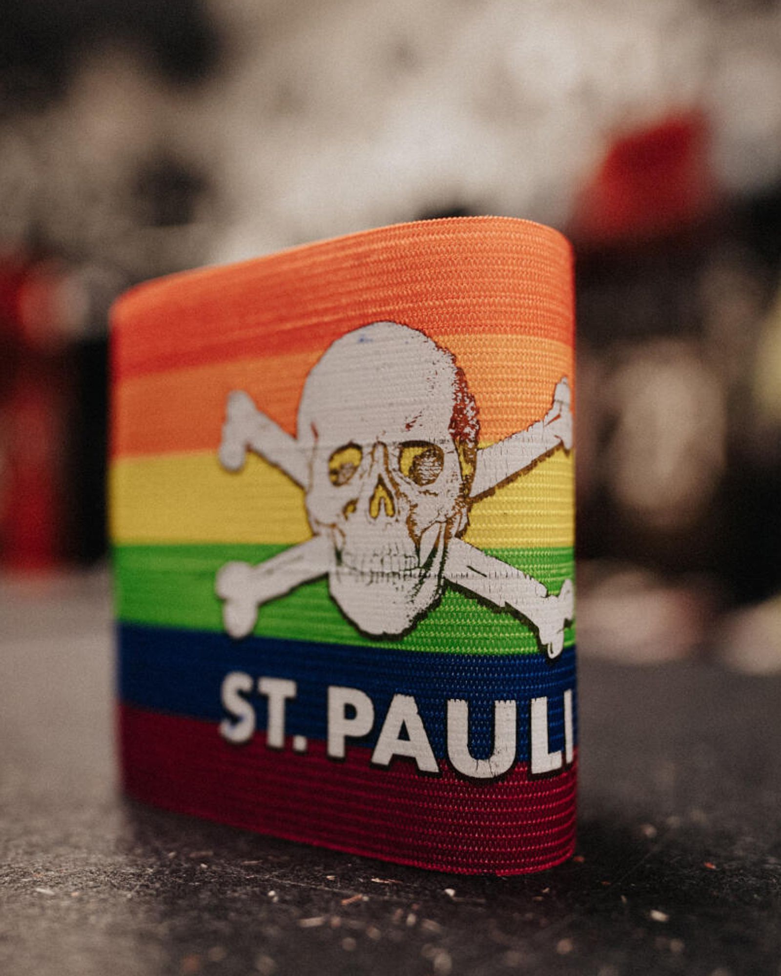 Die Regenbogen-Binde des FC St. Pauli