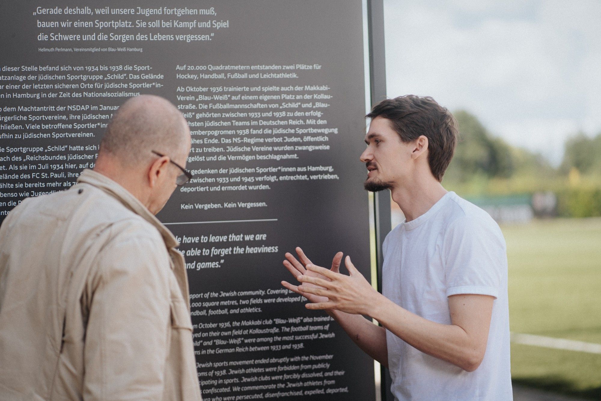 Christopher vom Museum berichtet von der Gedenktafel