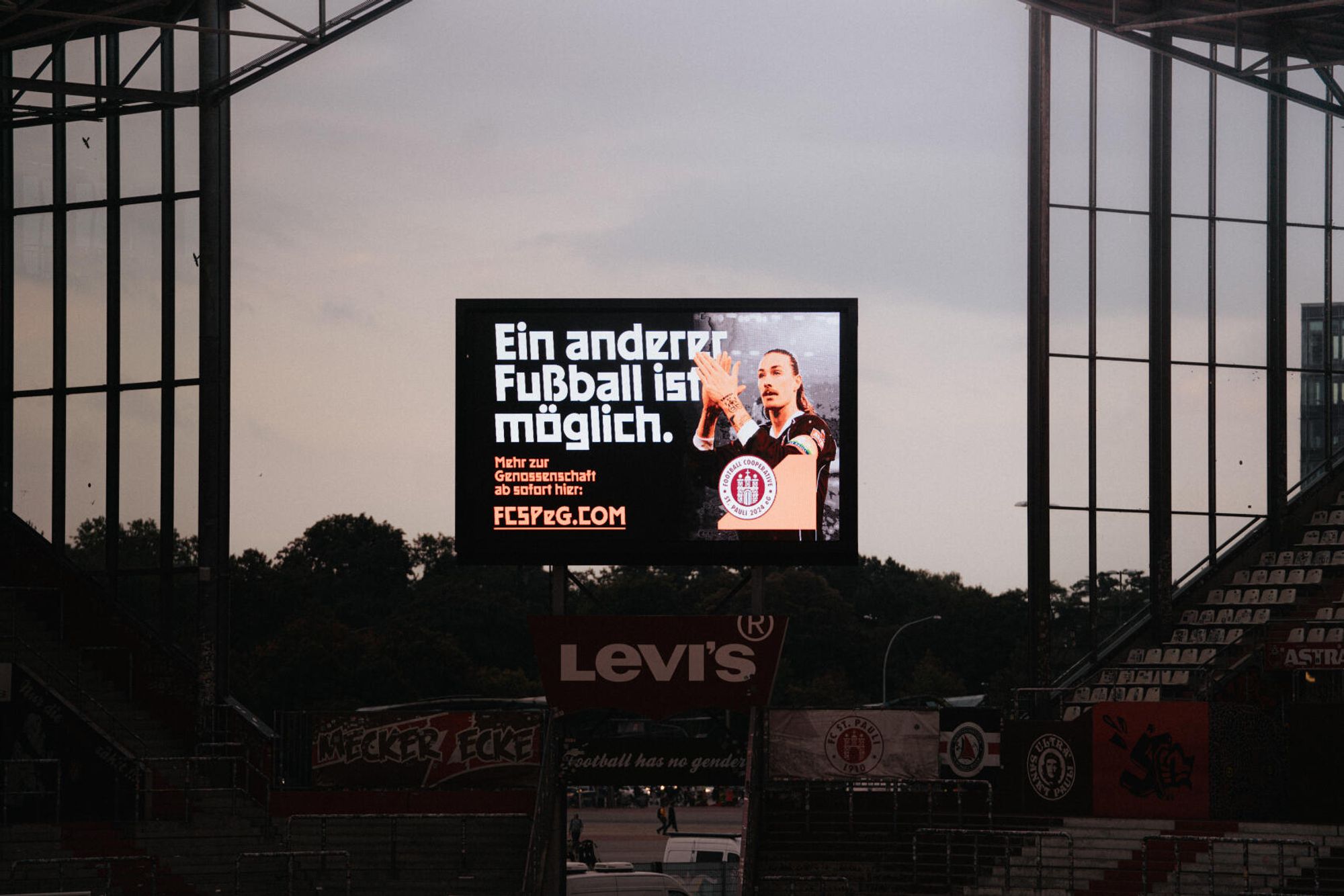 Die Anzeigetafel am Millerntor zeigt am Dienstagabend den Schriftzug "Ein anderer Fußball ist möglich."