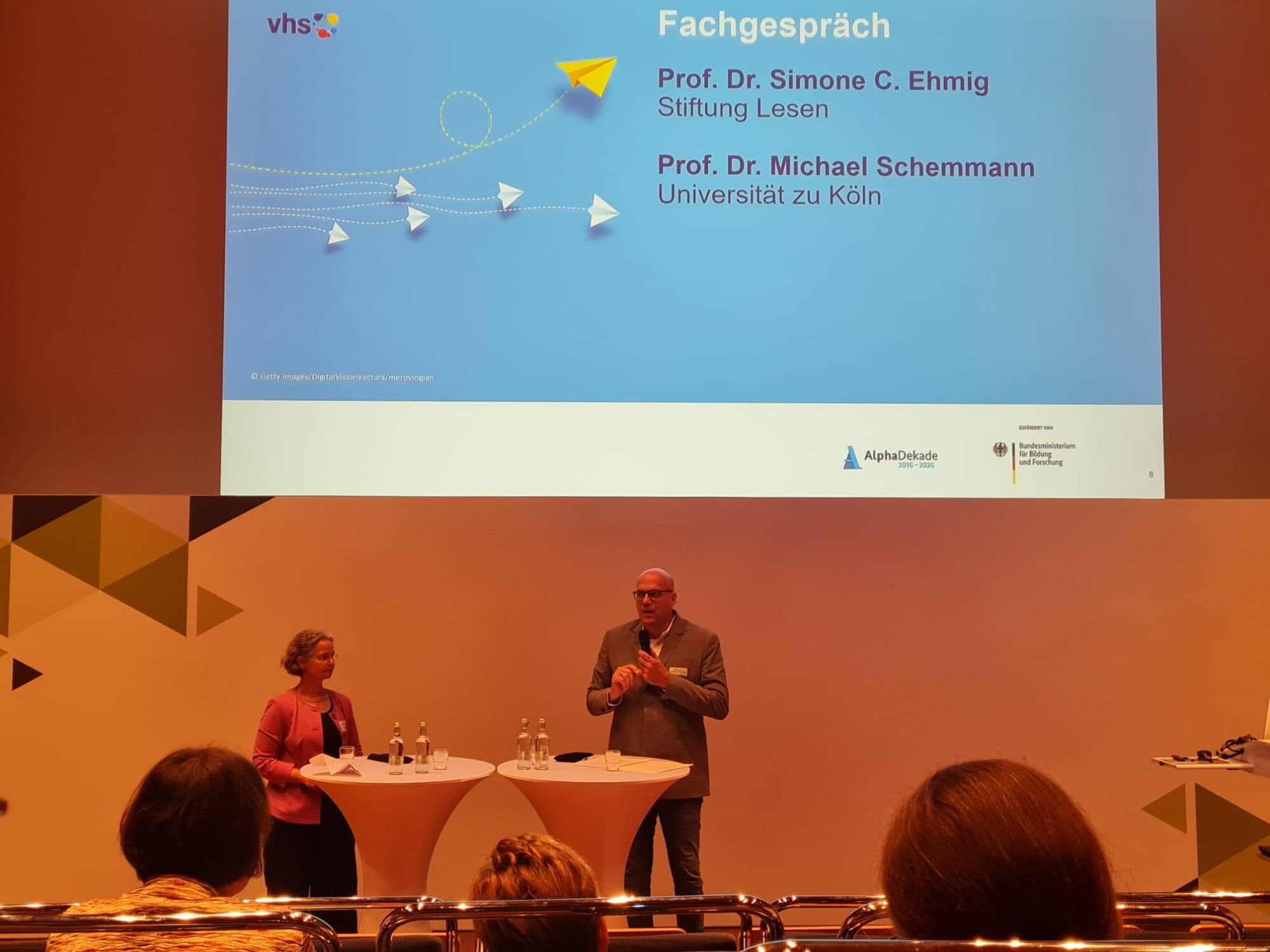 Zu sehen sind Prof. Dr. Simone C. Ehmig und Prof. Dr. Michael Schemmann auf dem Podium.