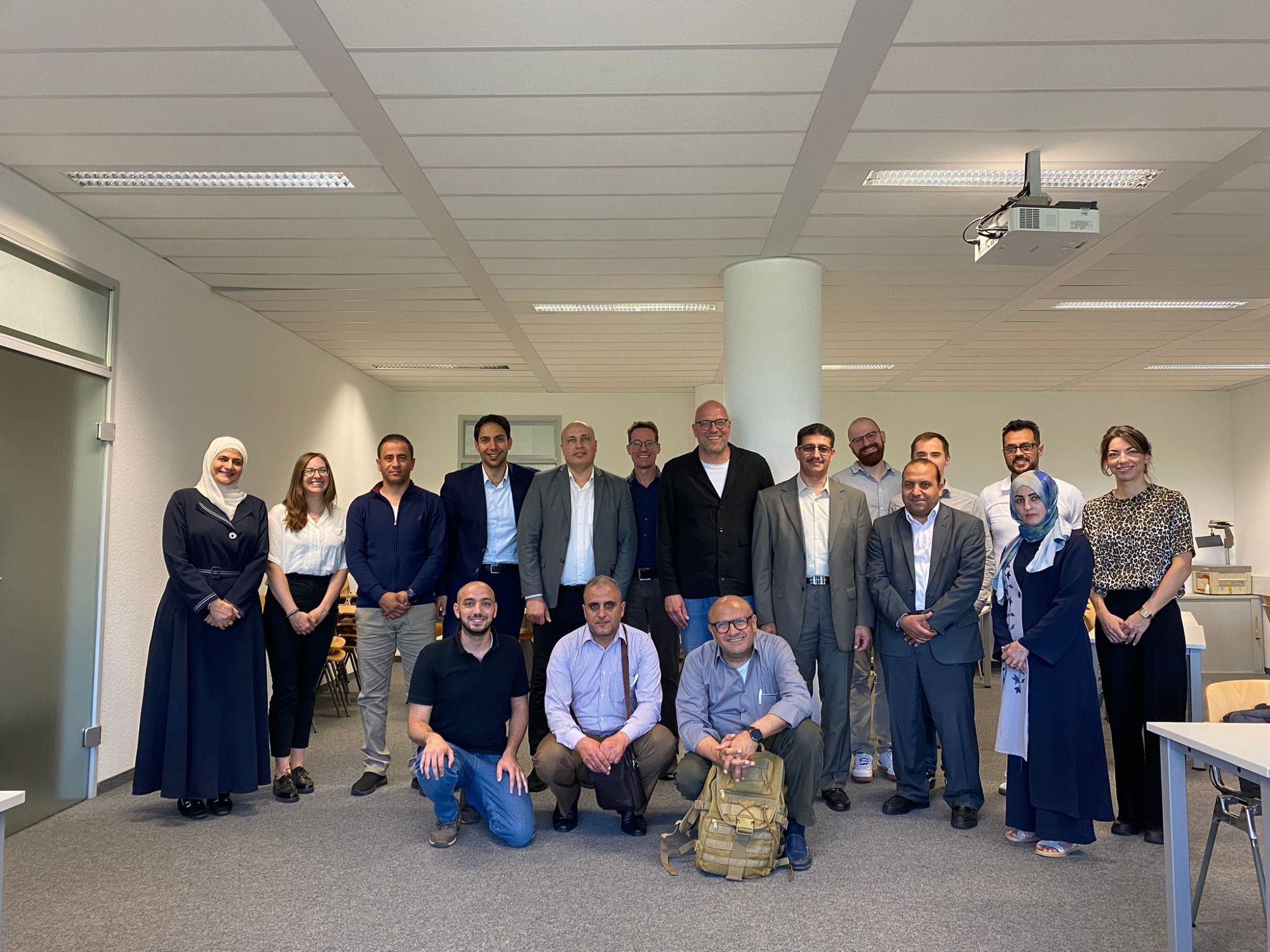 The picture shows the group of dialogue participants in a seminar room.