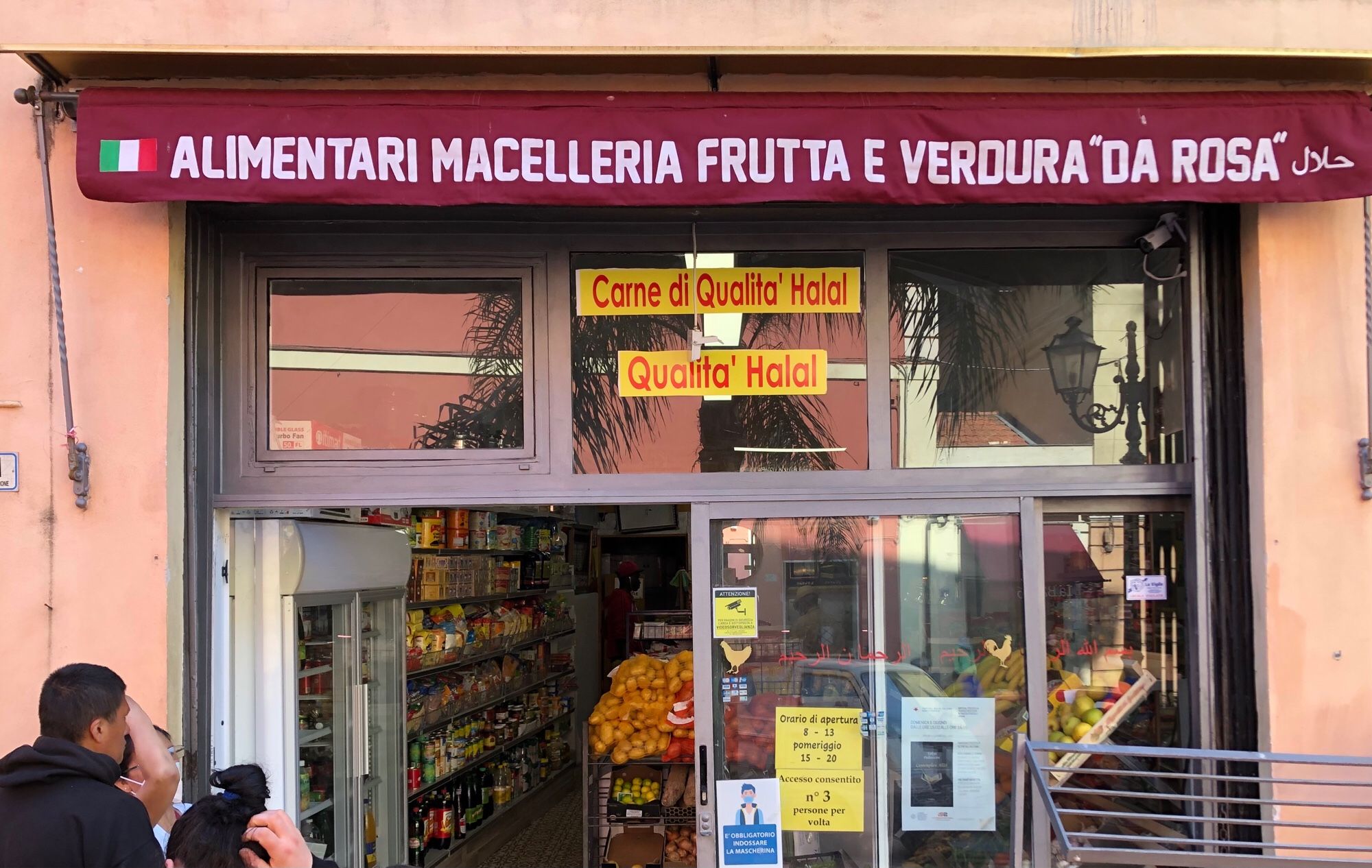 Italienische Macelleria mit weiteren Angeboten, Eingang mit Namensschild „Alimentari … 'Da Rosa'“