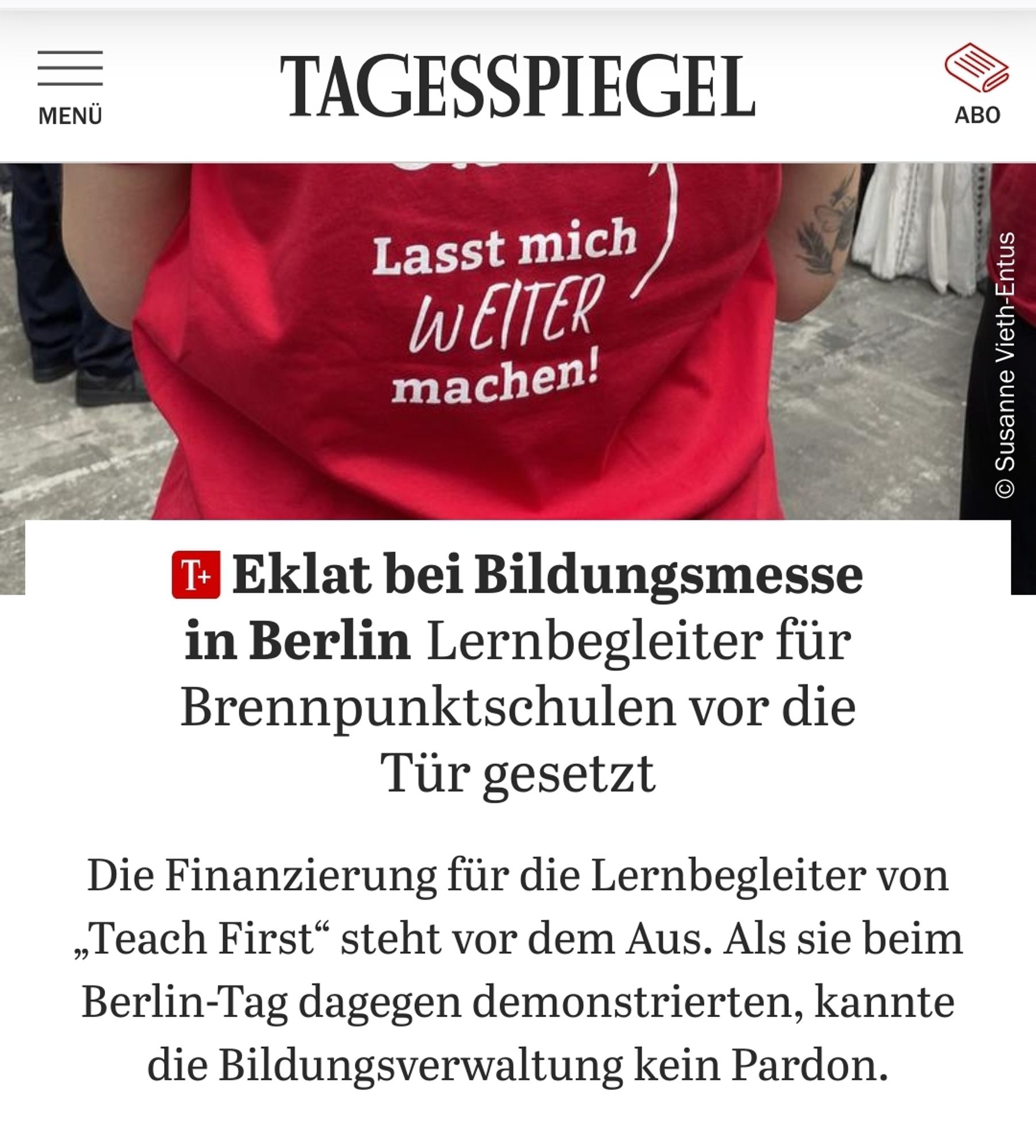 Artikel aus dem Tagesspiegel:

" Eklat bei Bildungsmesse in Berlin: Lernbegleiter für Brennpunktschulen vor die Tür gesetzt

Die Finanzierung für die Lernbegleiter von „Teach First“ steht vor dem Aus. Als sie beim Berlin-Tag dagegen demonstrierten, kannte die Bildungsverwaltung kein Pardon."