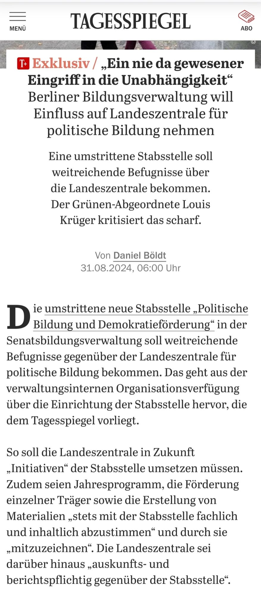 Bericht des Tagesspiegels:

"Die umstrittene neue Stabsstelle „Politische Bildung und Demokratieförderung“ in der Senatsbildungsverwaltung soll weitreichende Befugnisse gegenüber der Landeszentrale für politische Bildung bekommen. Das geht aus der verwaltungsinternen Organisationsverfügung über die Einrichtung der Stabsstelle hervor, die dem Tagesspiegel vorliegt.

So soll die Landeszentrale in Zukunft „Initiativen“ der Stabsstelle umsetzen müssen. Zudem seien Jahresprogramm, die Förderung einzelner Träger sowie die Erstellung von Materialien „stets mit der Stabsstelle fachlich und inhaltlich abzustimmen“ und durch sie „mitzuzeichnen“. Die Landeszentrale sei darüber hinaus „auskunfts- und berichtspflichtig gegenüber der Stabsstelle“. "