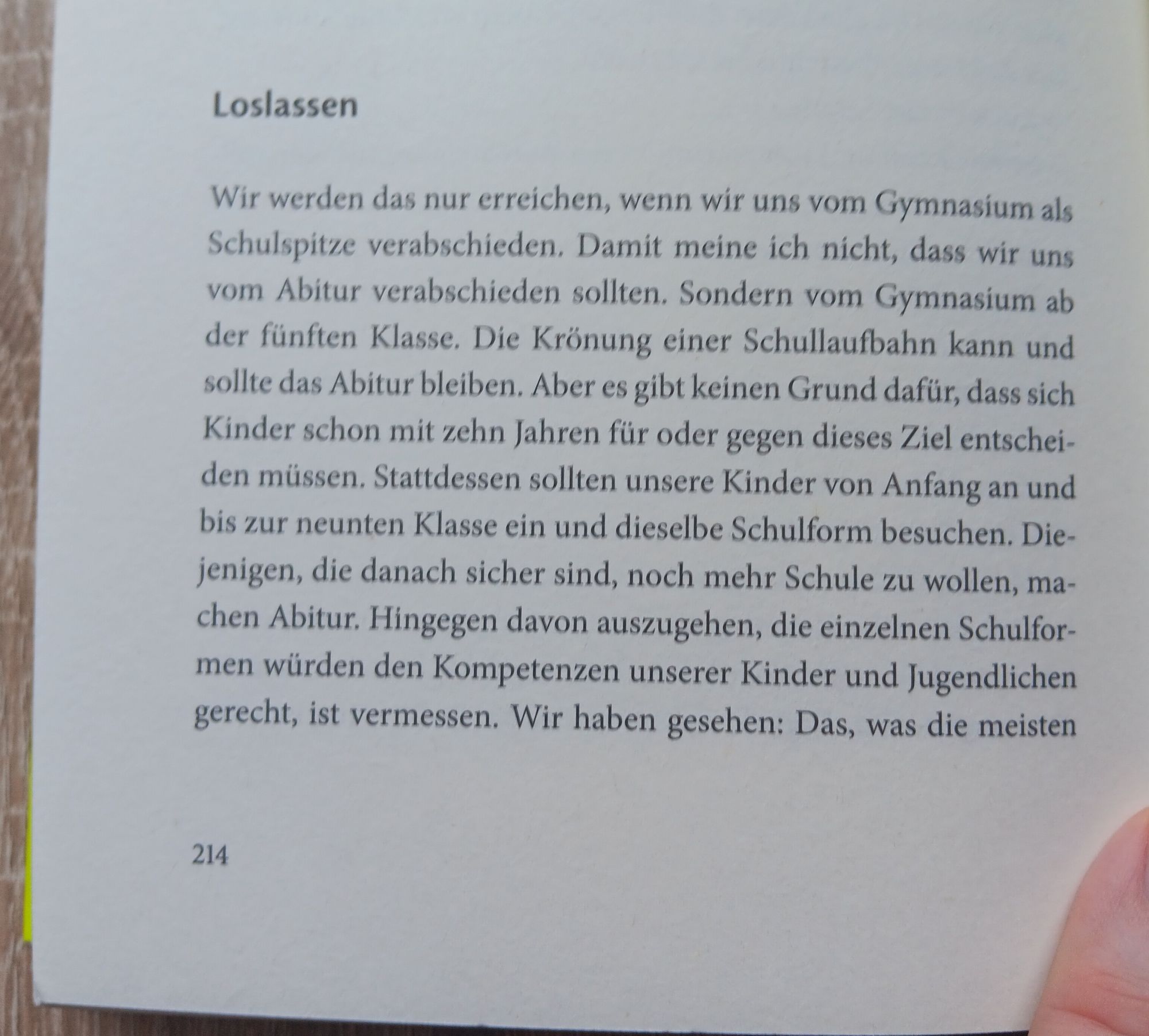 Die Autorin stellt dar, dass Gymnasien vor Allem nach den Voraussetzungen in den Familien und nicht nach dem Potential der Schüler:innen segregiert und dass das Bildungswesen durch soziale Segregation vielen Kindern Chancen nimmt.