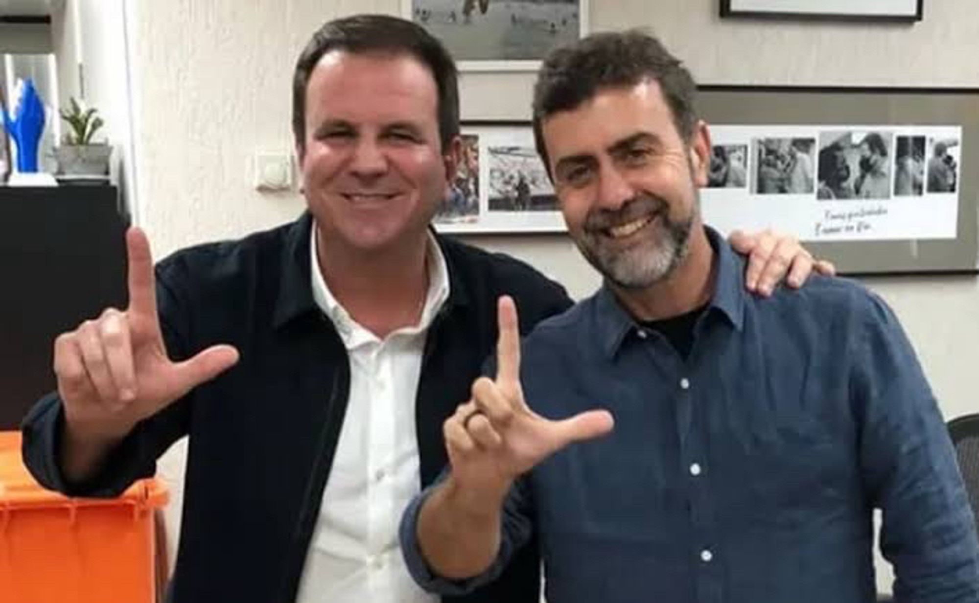 eduardo paes e freixo fazendo o L