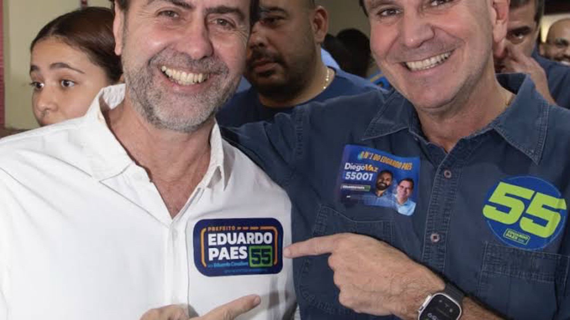 eduardo paes e freixo apontando pro adesivo do primeiro no peito do segundo