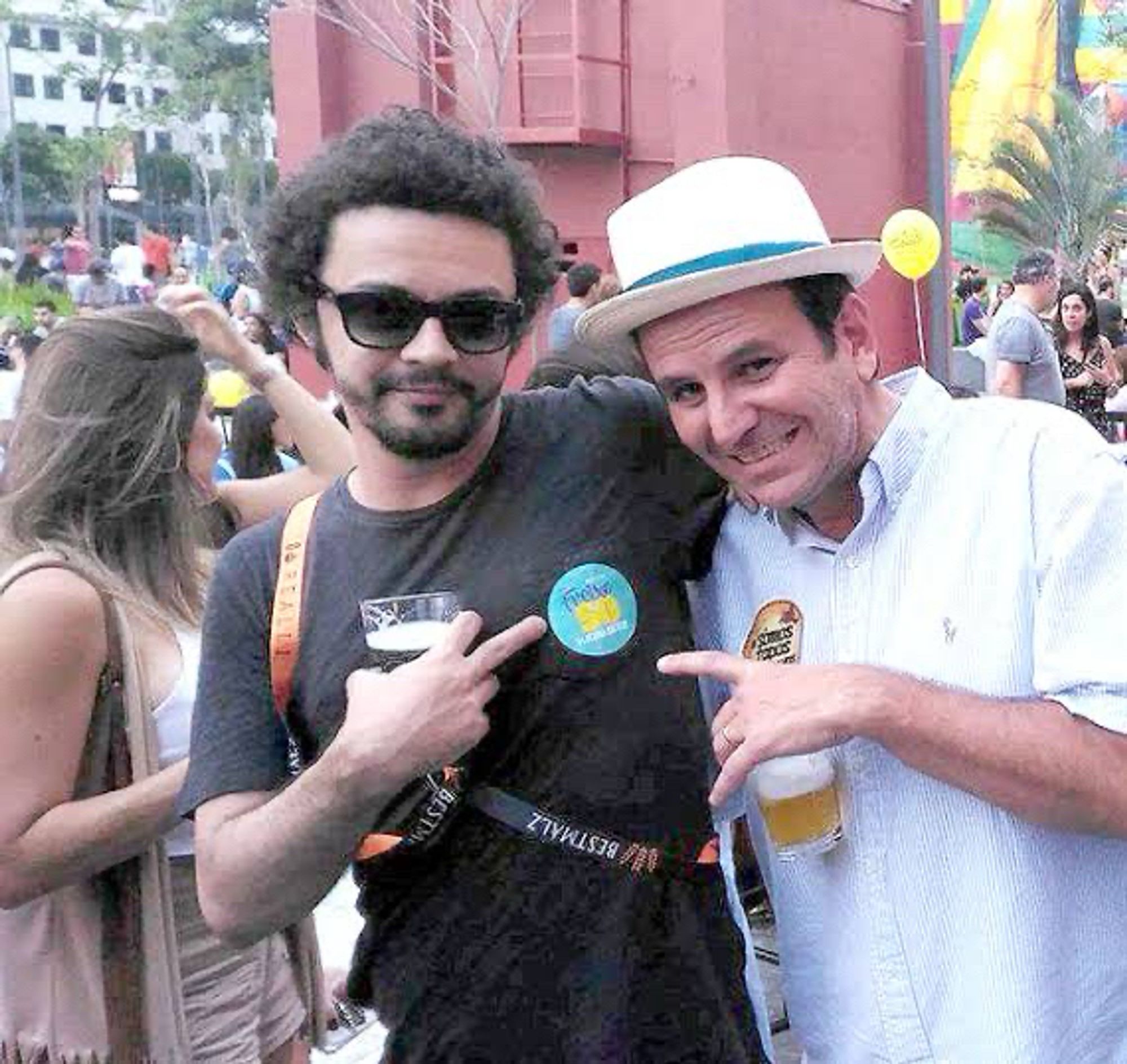 eduardo paes bebinho com eleitor do freixo apontando pro adesivo do mesmo