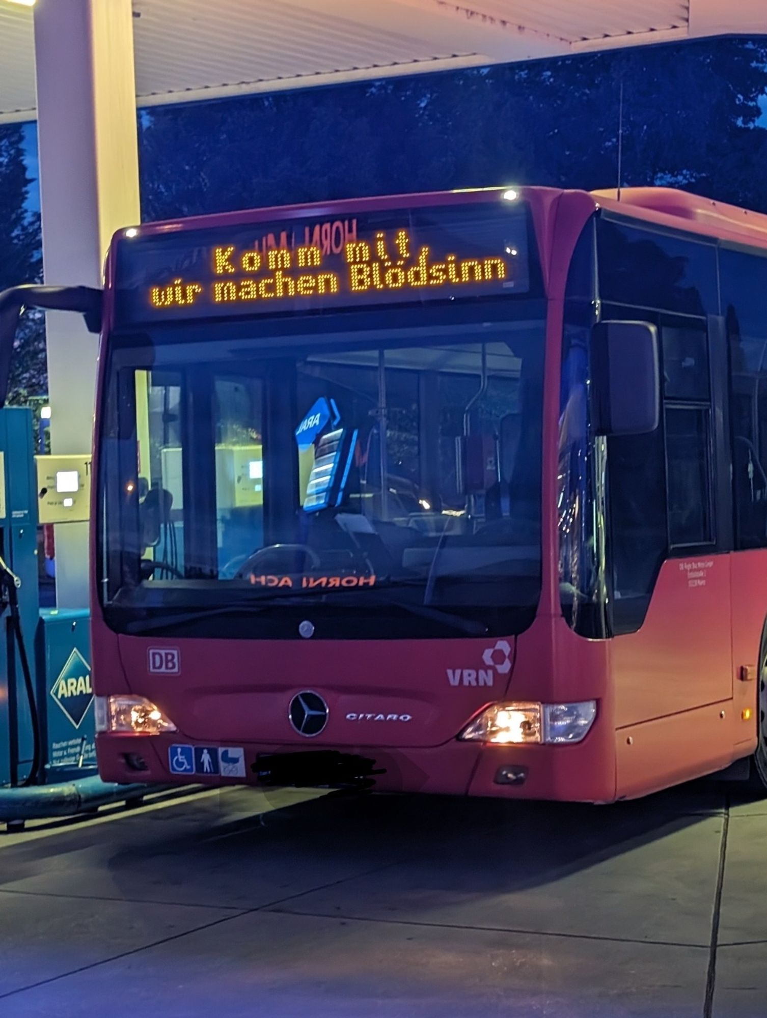 Ein Linienbus steht an einer Tankstelle. Auf der Anzeige steht "Komm mit, wir machen Blödsinn"