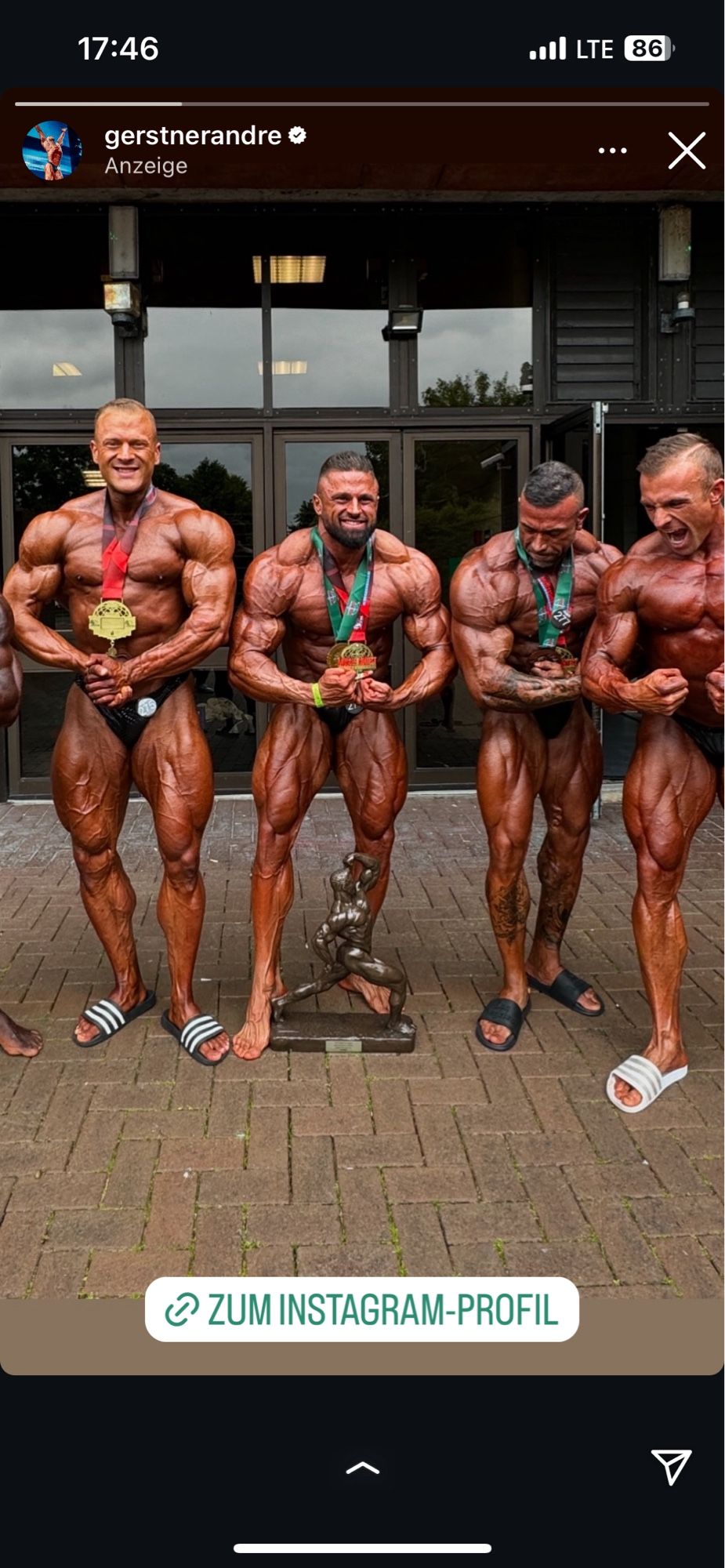 gruppenfoto von ein paar brathähnchen (diverse bodybuilder komplett eingebronzt) knusprig gebraten