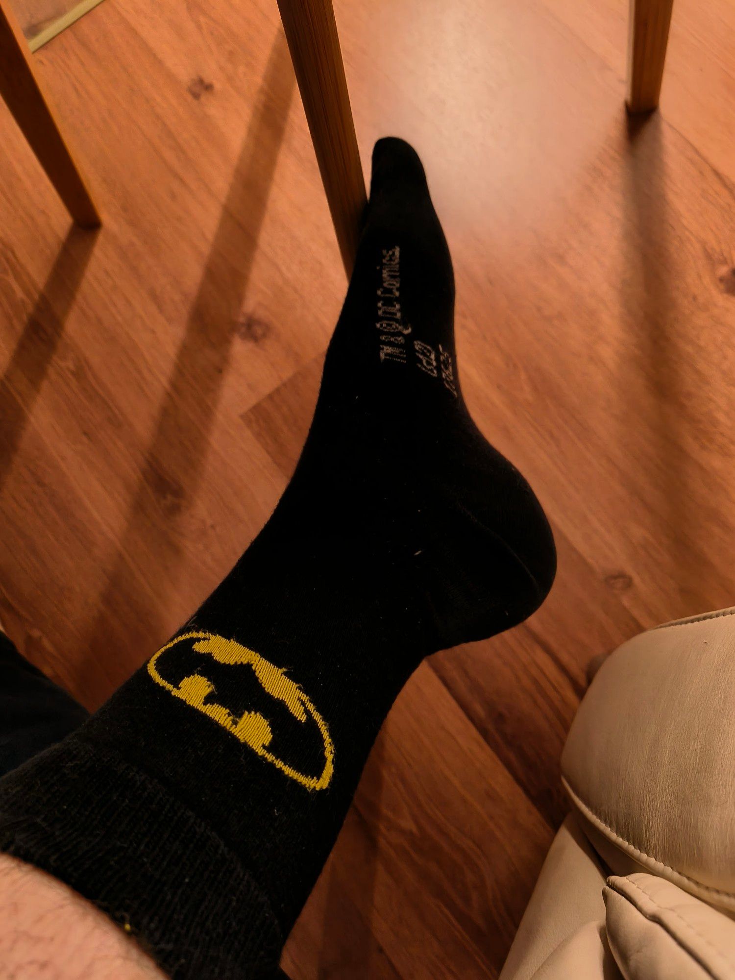 Mein Fuss in einer schwarzen Socke mit Batmanlogo drauf