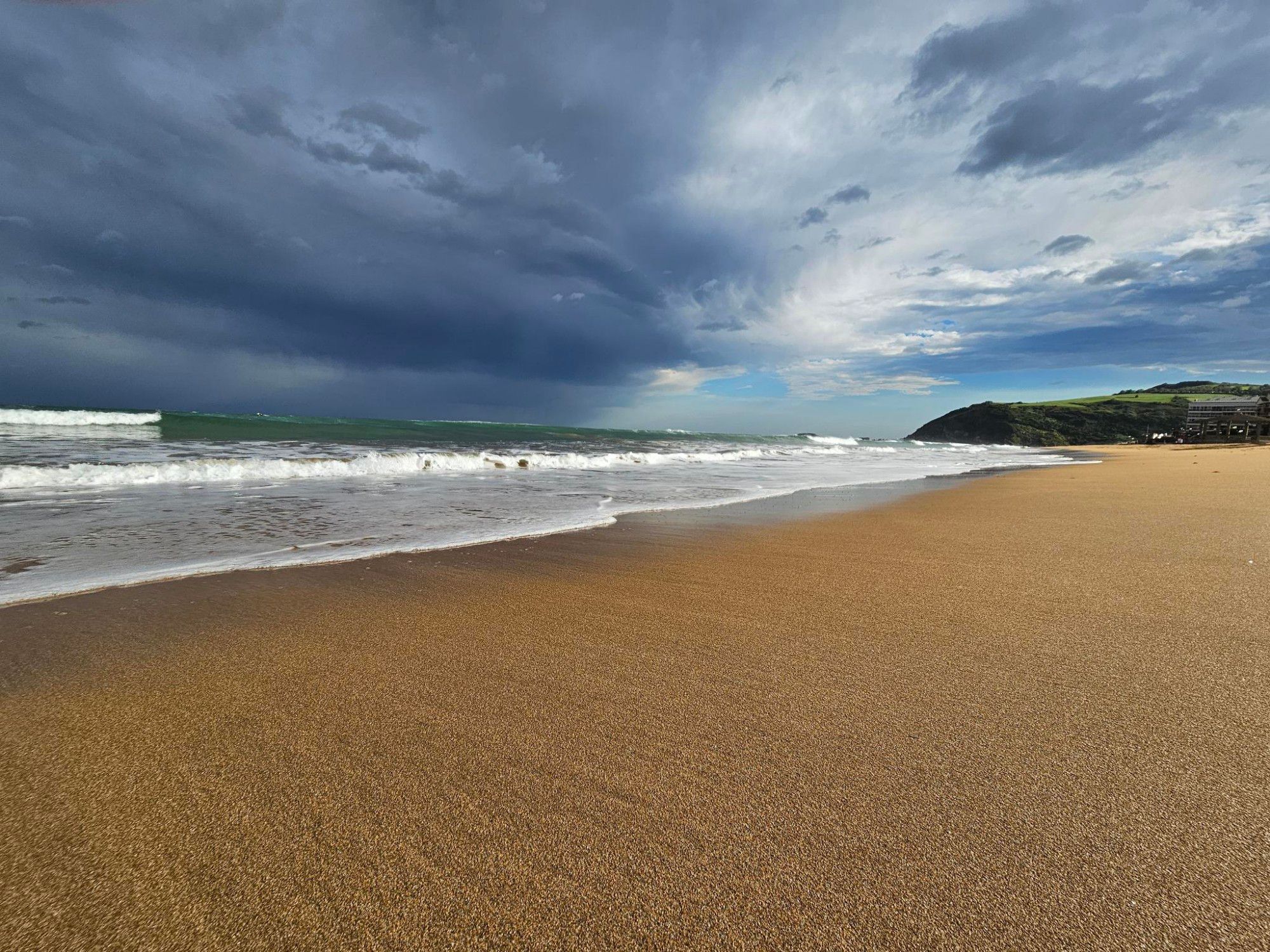 Strand und Meer und dramatische Wolken