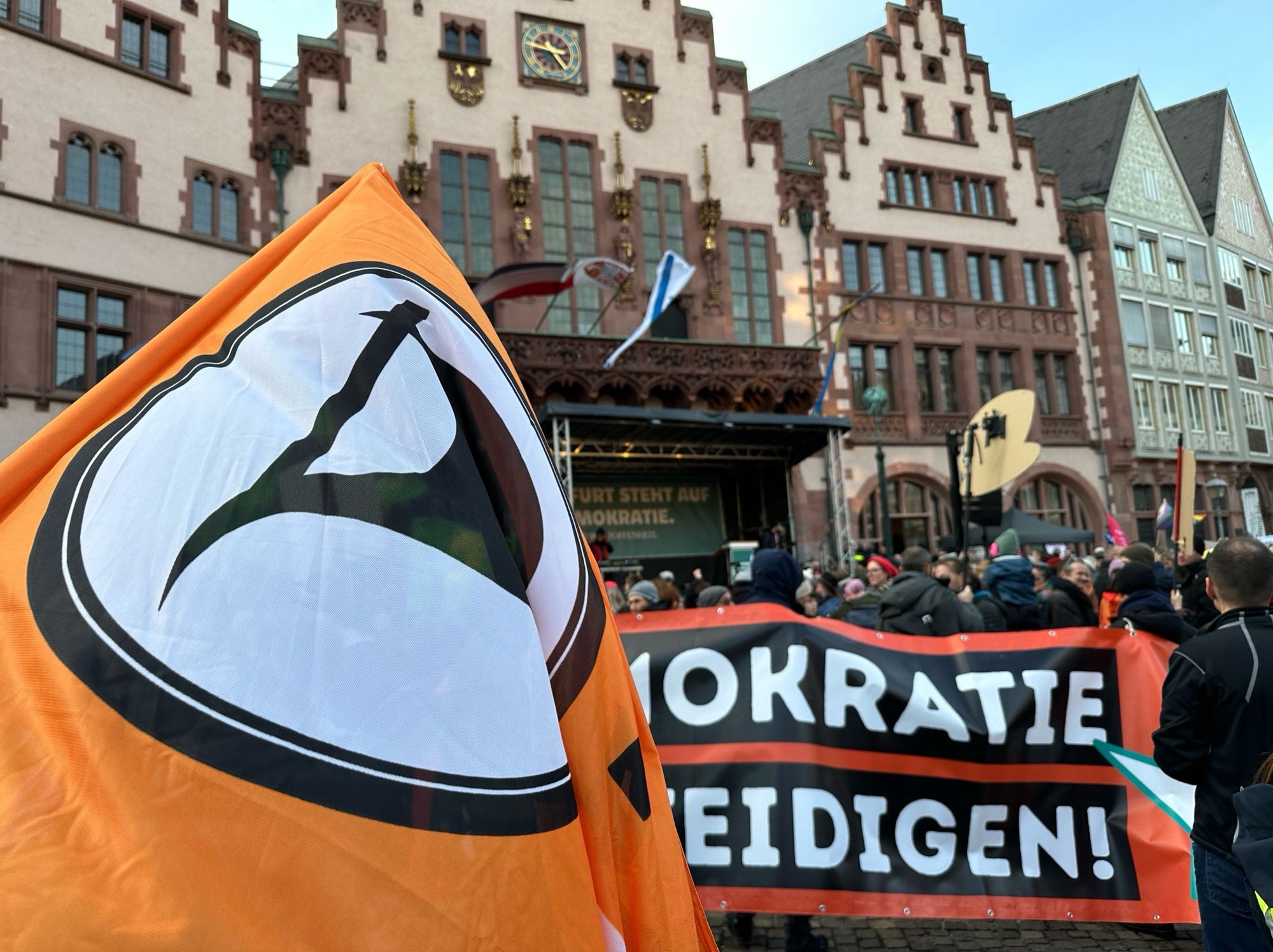 PIRATEN-Fahne bei einer Demonstration vor dem Römer in Frankfurt