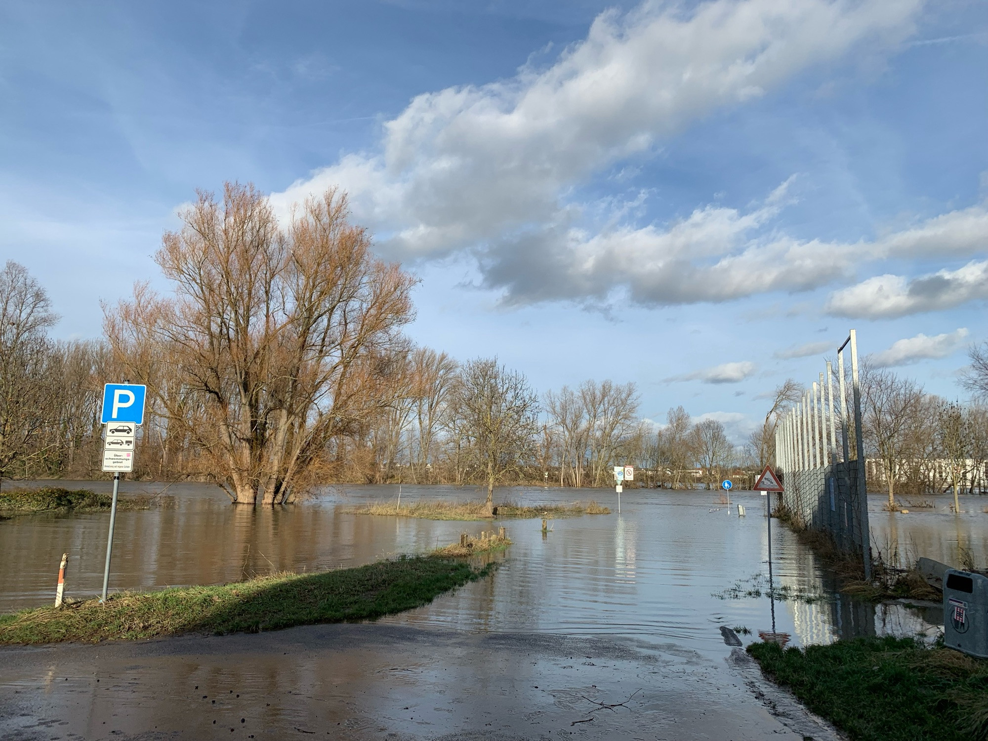 Überschwemmte Uferpromenade