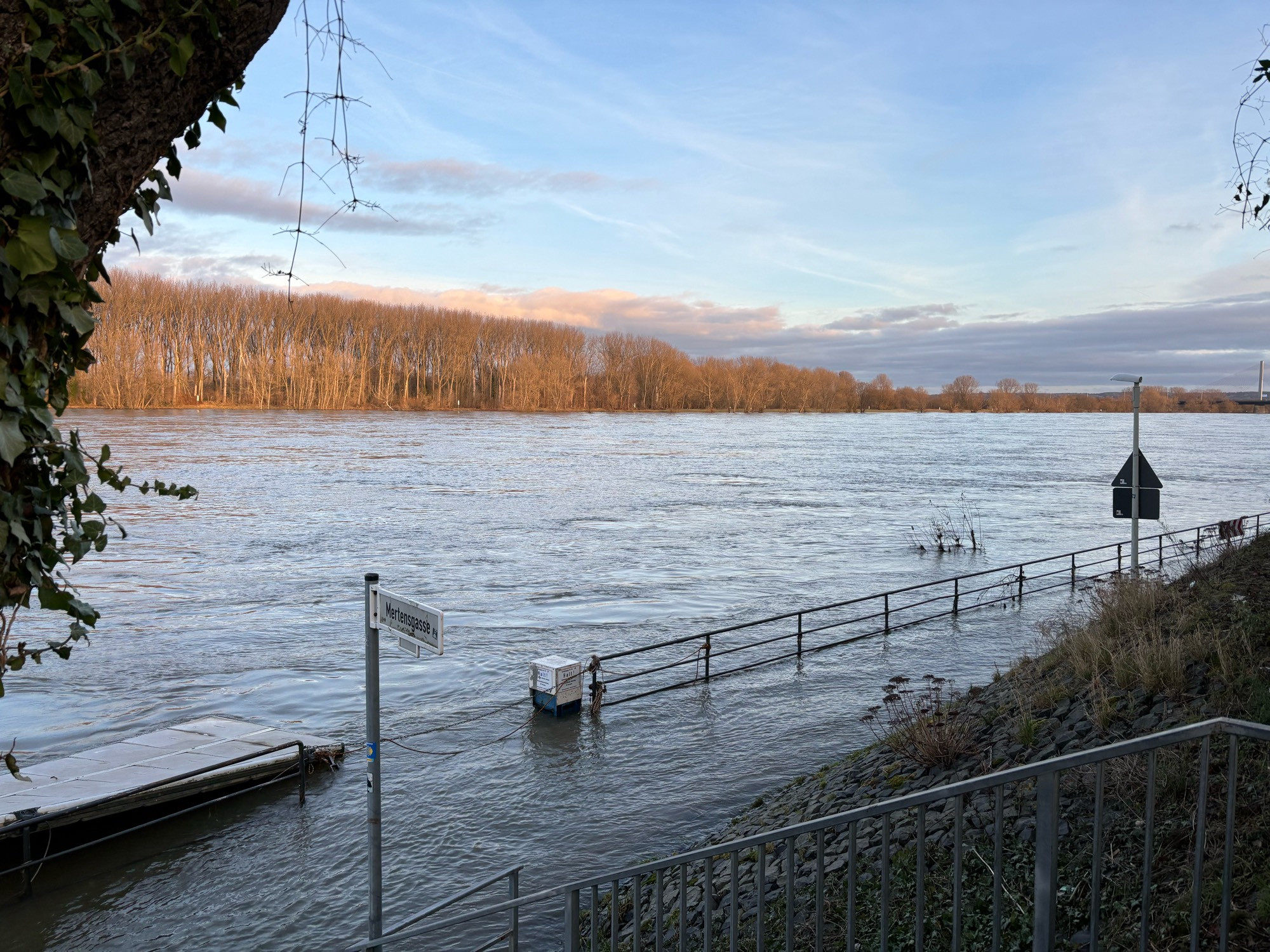 Unter Wasser stehender Uferweg