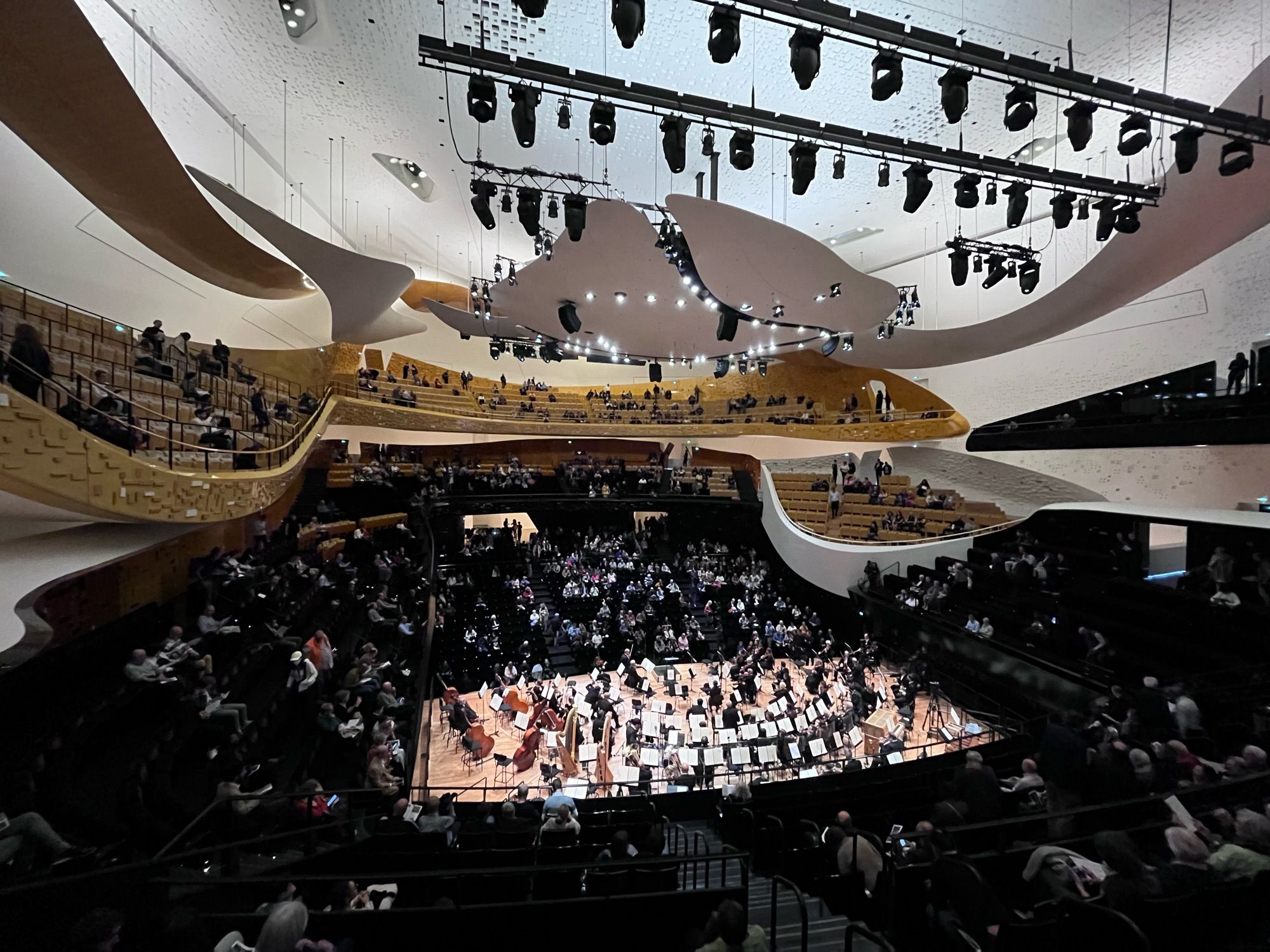 La grande salle de la Philharmonie de Paris, vue depuis l’arrière-scène.