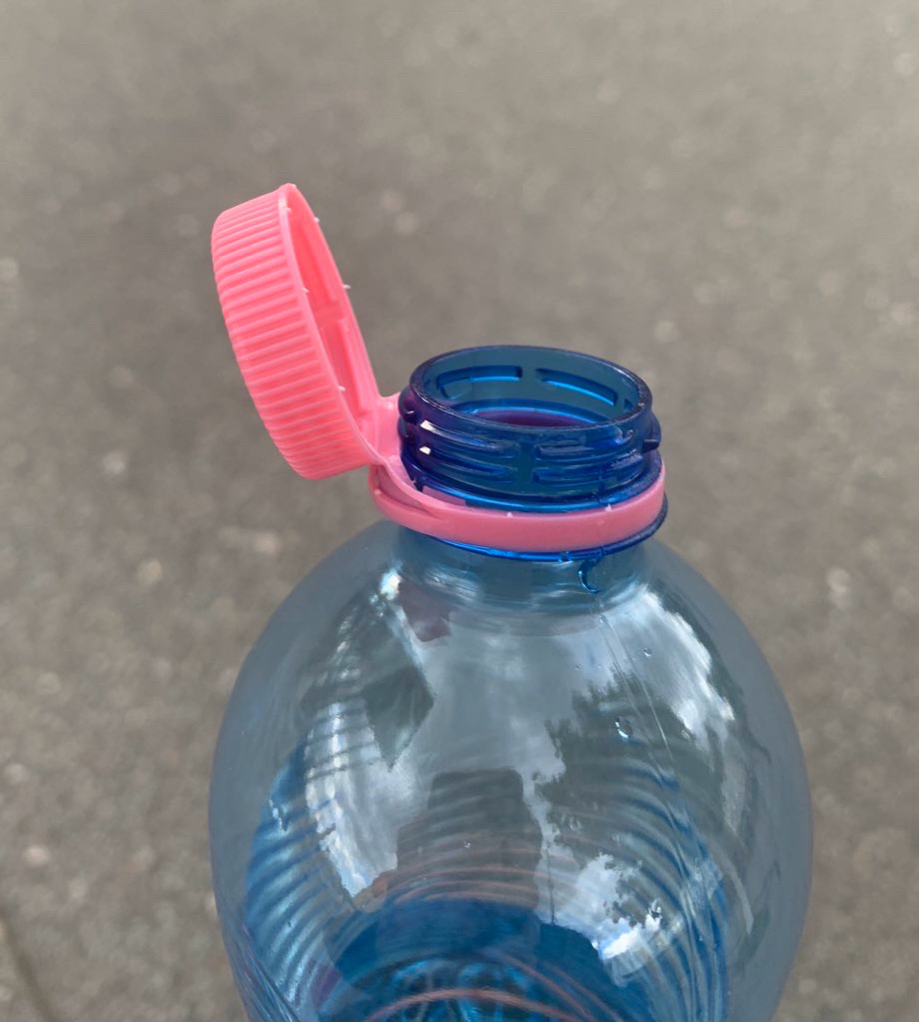 Plastikflasche mit befestigtem Plastikdeckel