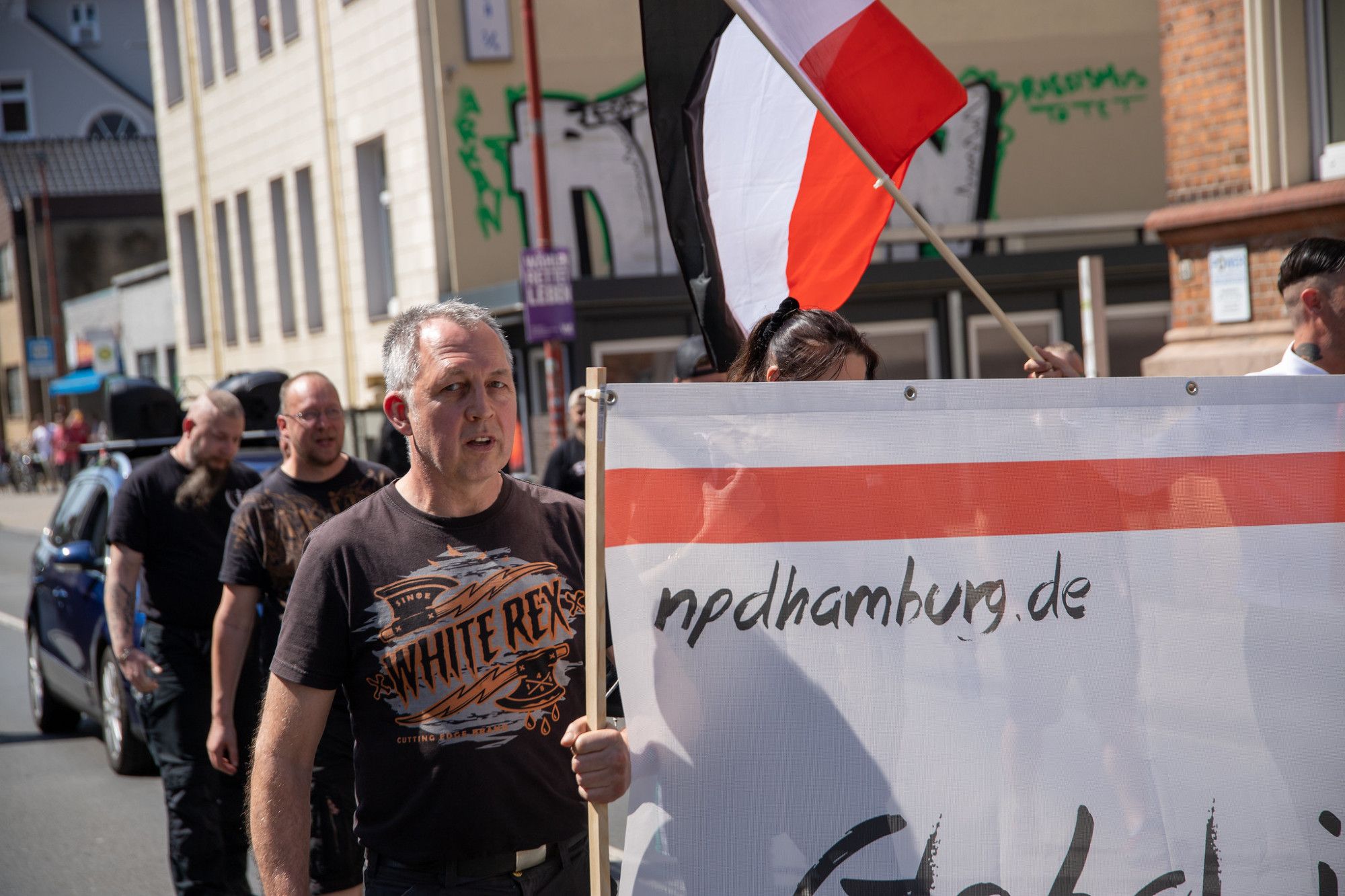 Ein Neonazi tragt das Transparetn