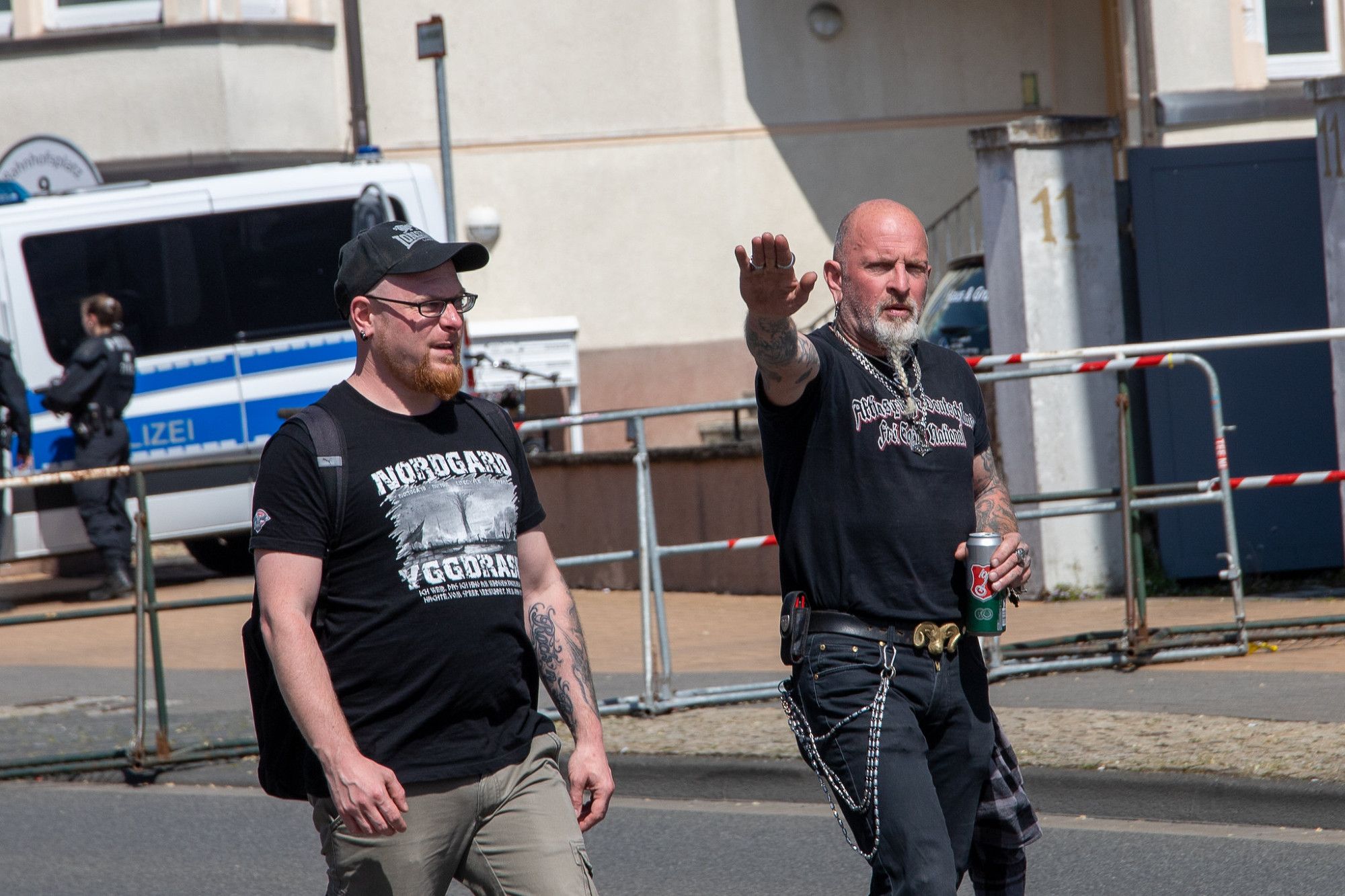 ankommende Neonazis, ein Neonazi macht einen Hitlergruß