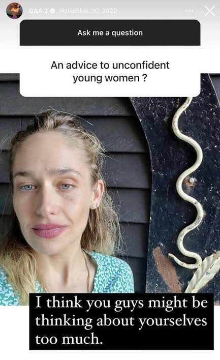 print de um story com a pergunta "an advice to unconfident young women?" e a resposta "i think you guys might be thinking about yourselves too much"