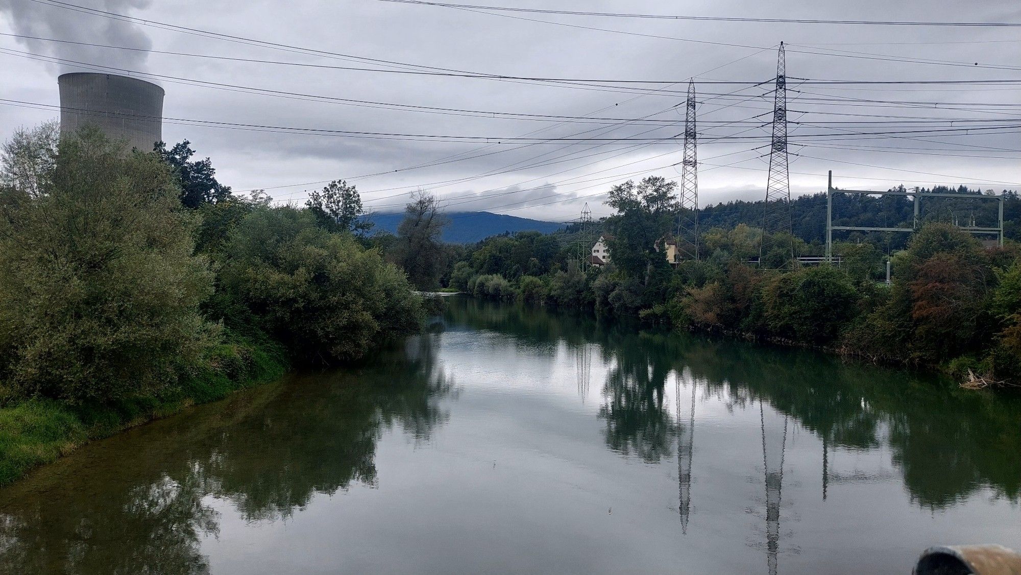 Das Farbfoto zeigt die Spiegelung einer Atomanlage auf der Oberfläche eines Flusses