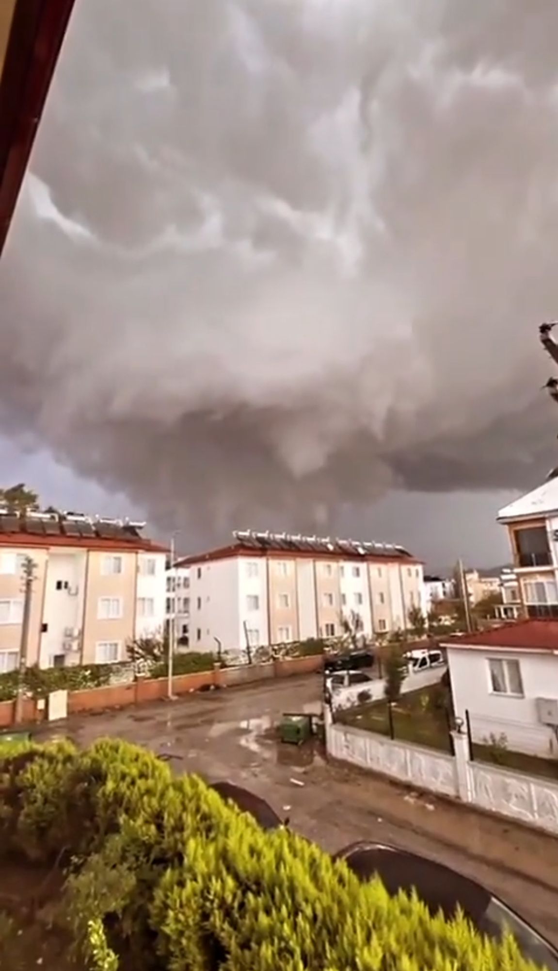 riesiger breiter tornado über der stadt