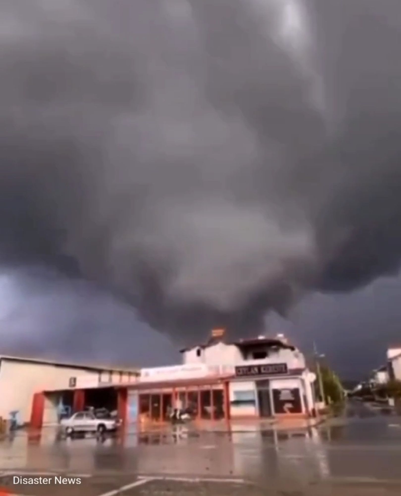 riesiger tornado über der stadt