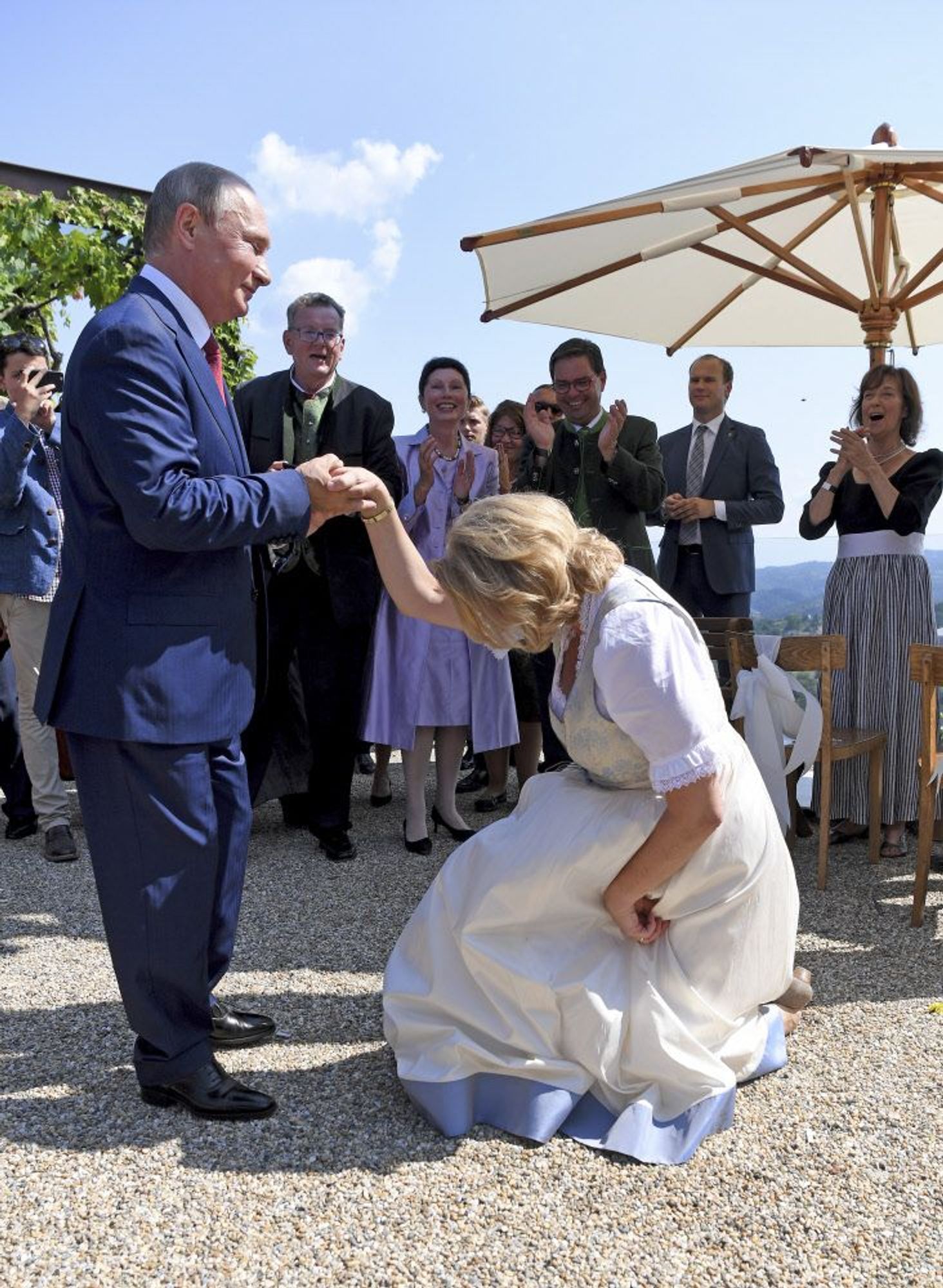 Österreichs damalige Außenministerin Kneissl knickst vor Putin auf ihrer Hochzeit.