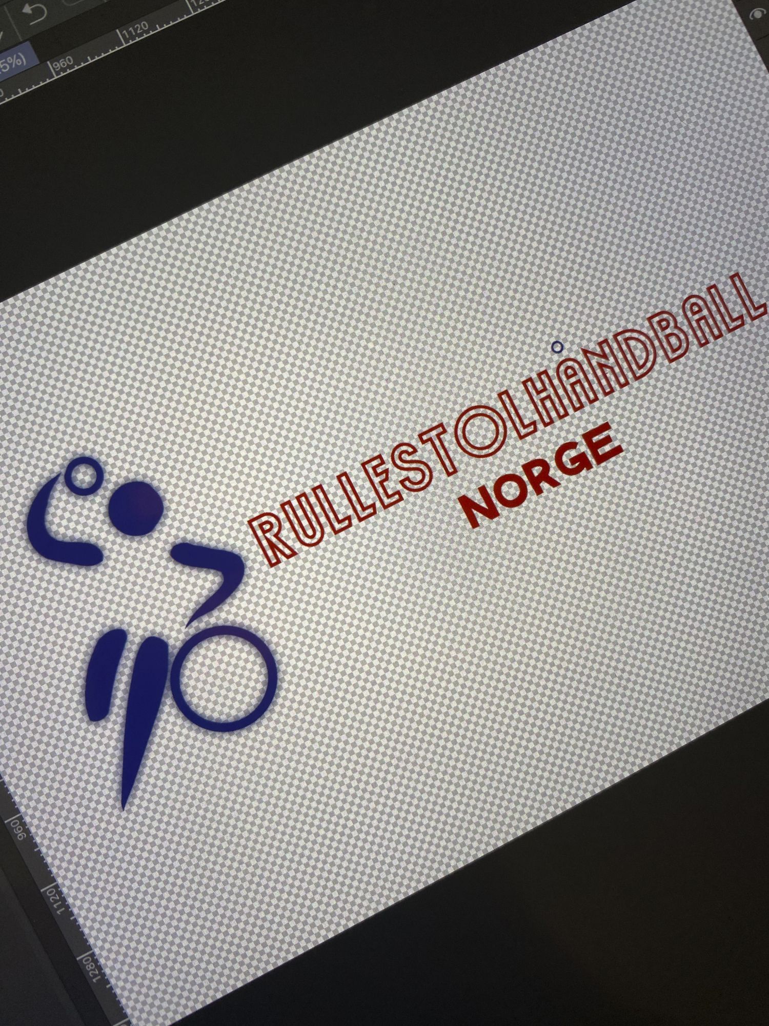 logo med en håndballspiller med hjul, og ordene "rullestolehåndball Norge" ved siden av