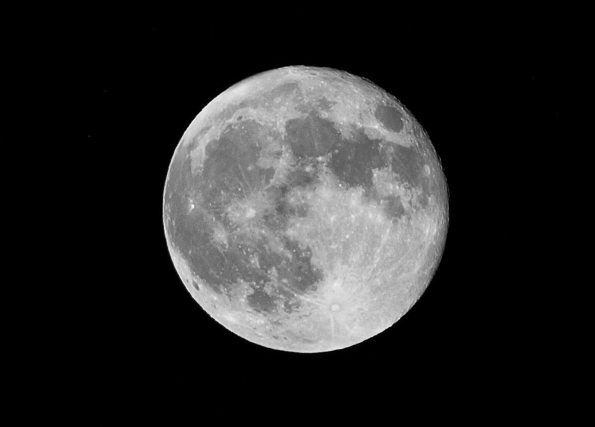 Luna en gibosa menguante, al 99%