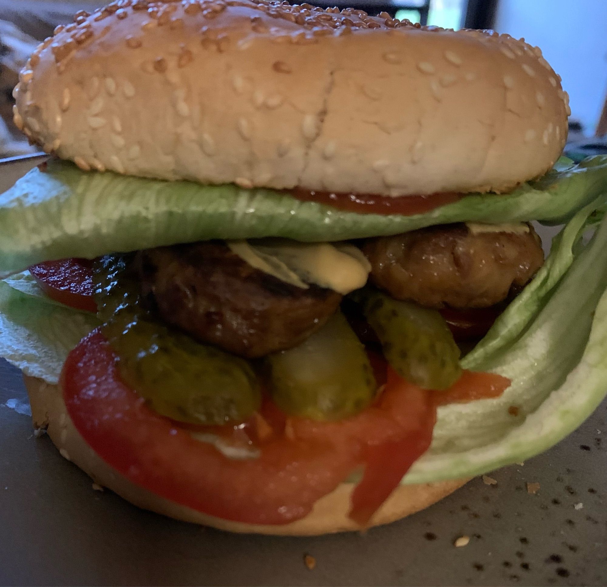 Der Burger seitlich fotografiert mit Blick auf das beschriebene Innenleben