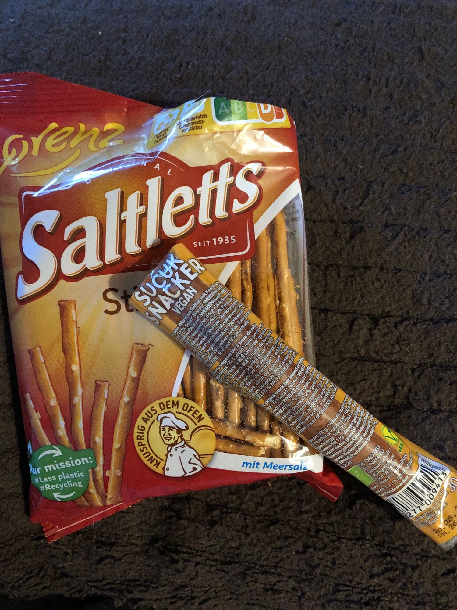 Eine Packung Lorenz Saltletts , darauf eine kleine eingepackte Sucuk