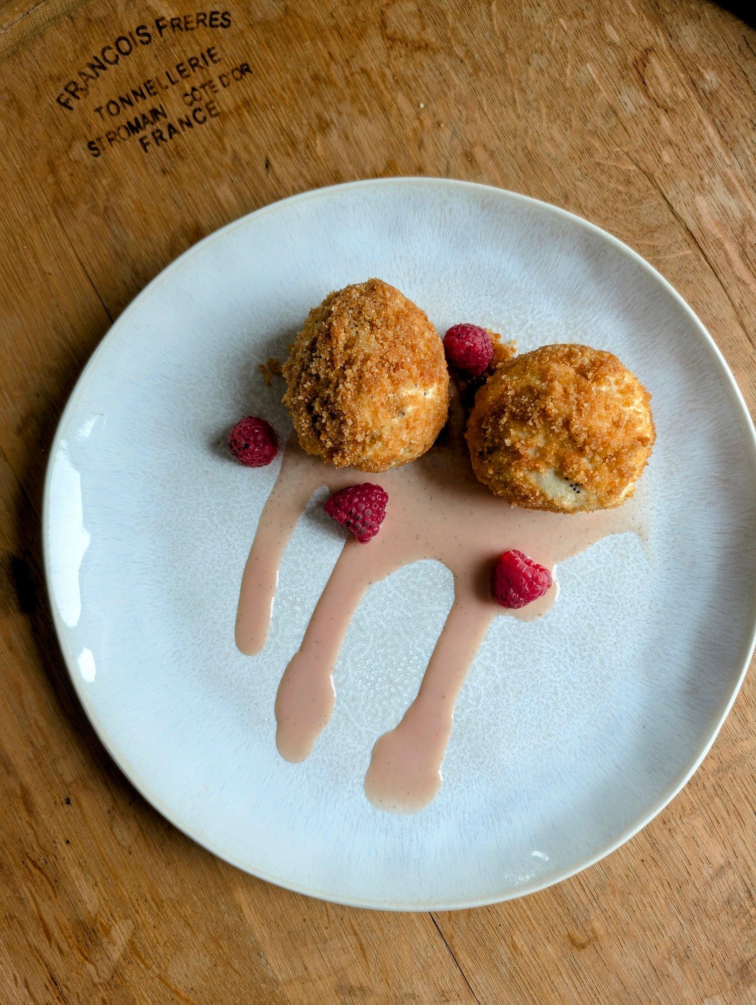 Topfenknödel mit Mohnfüllung und Himbeer Jus.