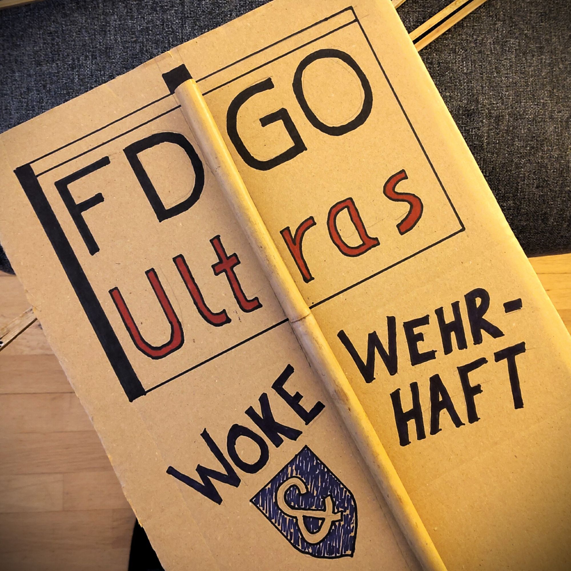 Demo-Schild: "FDGO Ultras - Woke & wehrhaft"