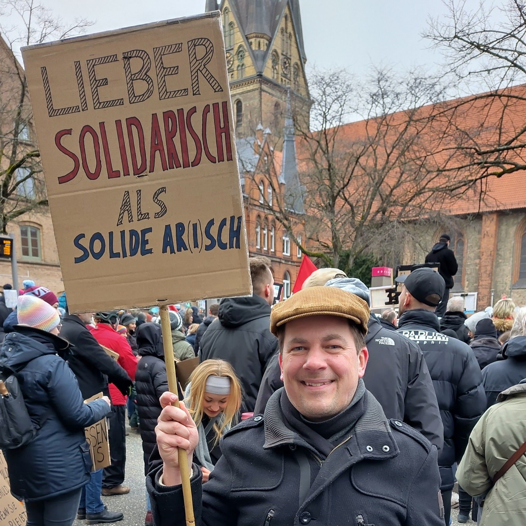 Ich mit Demoplakat "lieber solidarisch als solide arisch"