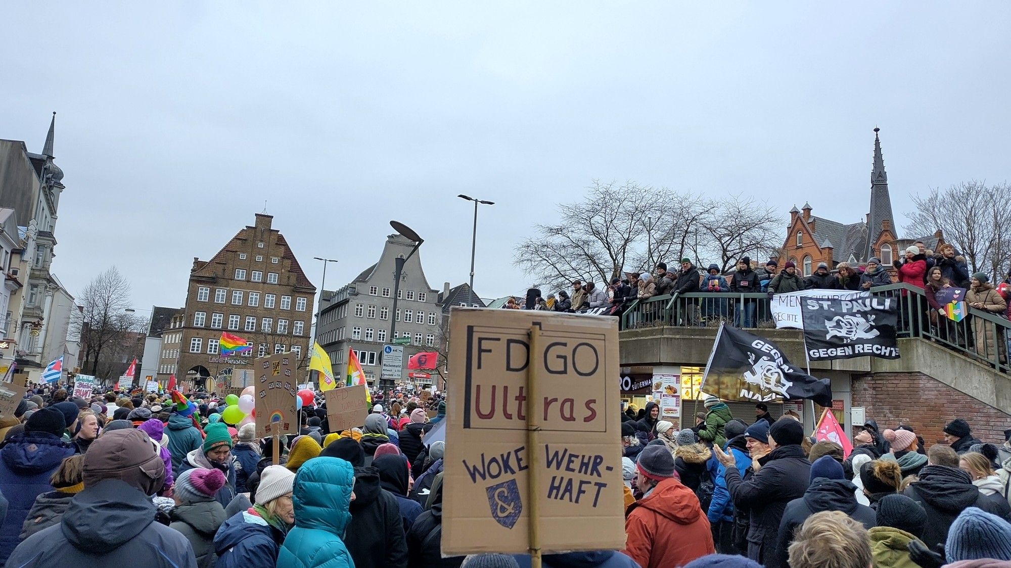 Südermarkt Flensburg voll mit Demonstrierenden