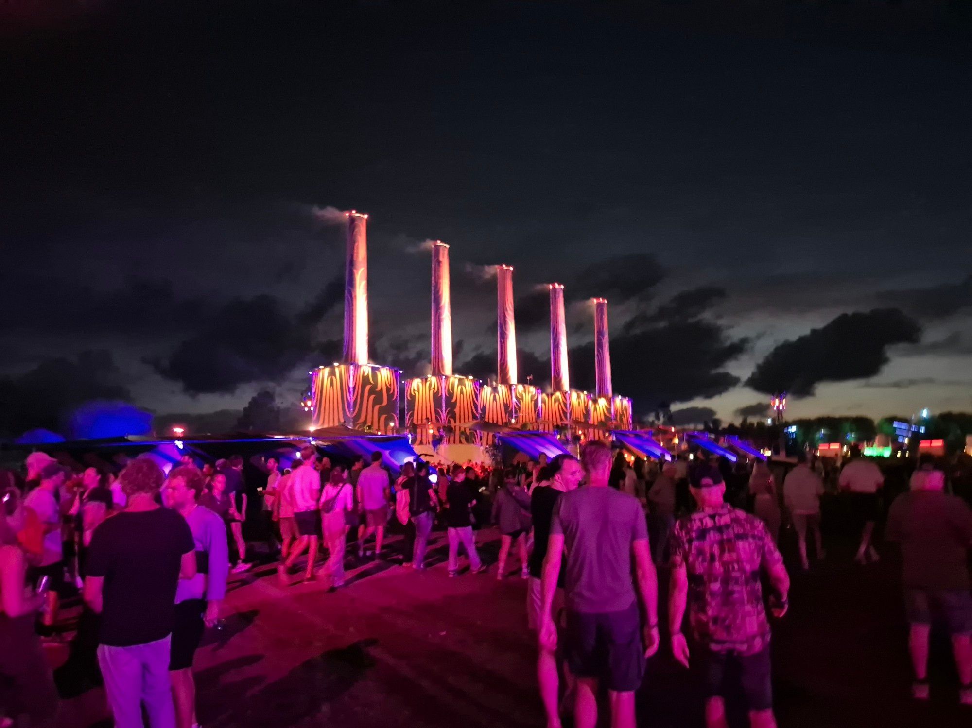 Terrein van muziekfestival Lowlands in Biddinghuizen met de welbekende torens, in de avond.