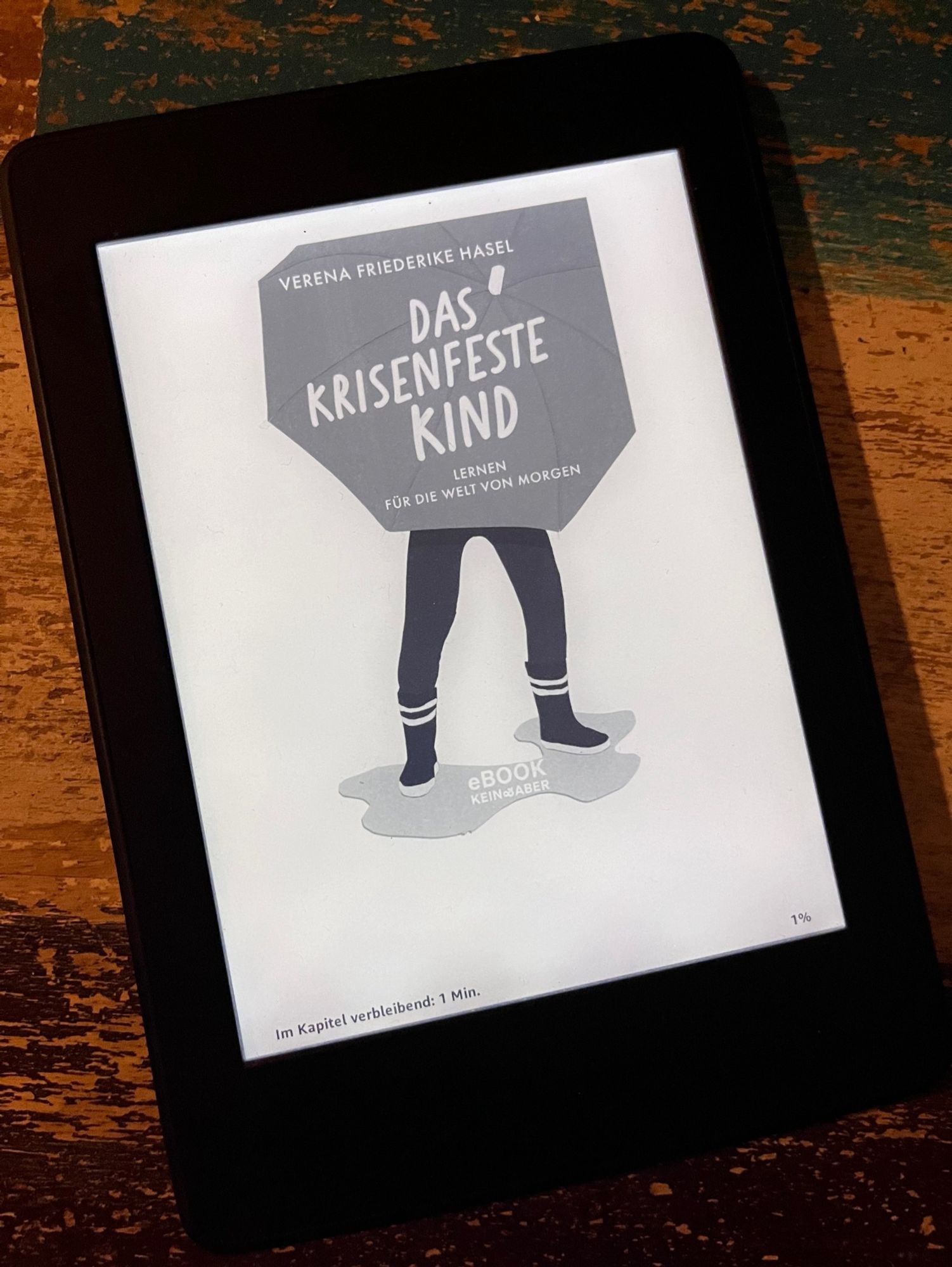 Auf dem Tisch liegt das Buch „Das krisenfeste Kind“ von Verena Friederike Hasel.