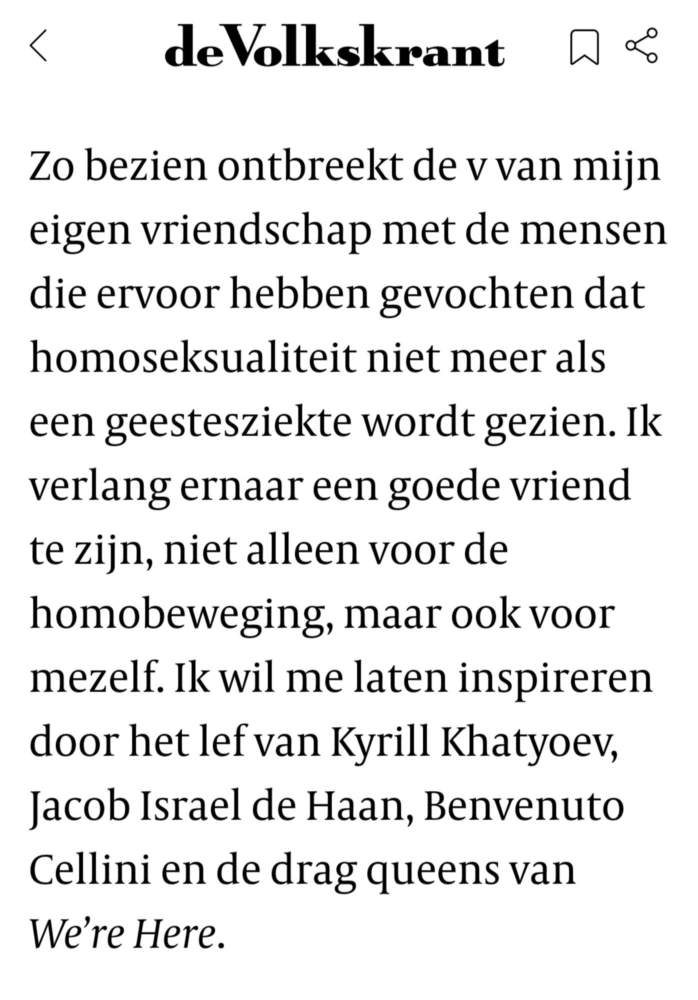 Een krantenknipsel over vriendschap en homoseksualiteit. De laatste zin: Ik wil me laten inspireren door het lef van Kyrill Khatyoev, Jacob Israel de Haan, Benvenuto Cellini en de drag queens van We're Here.