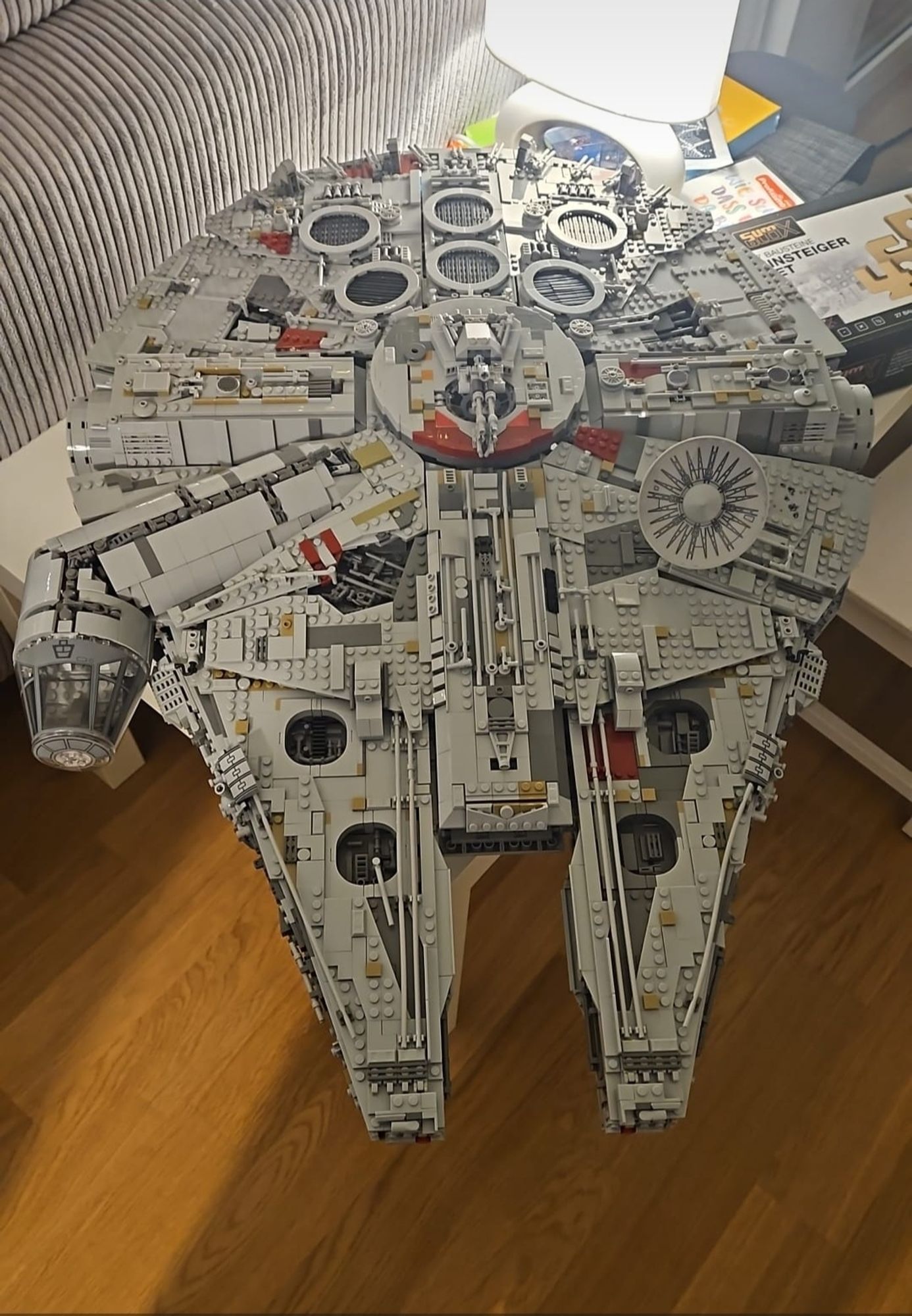 Bild zeigt den Millenium Falken (Star Wars) als Bausteine-Modell.