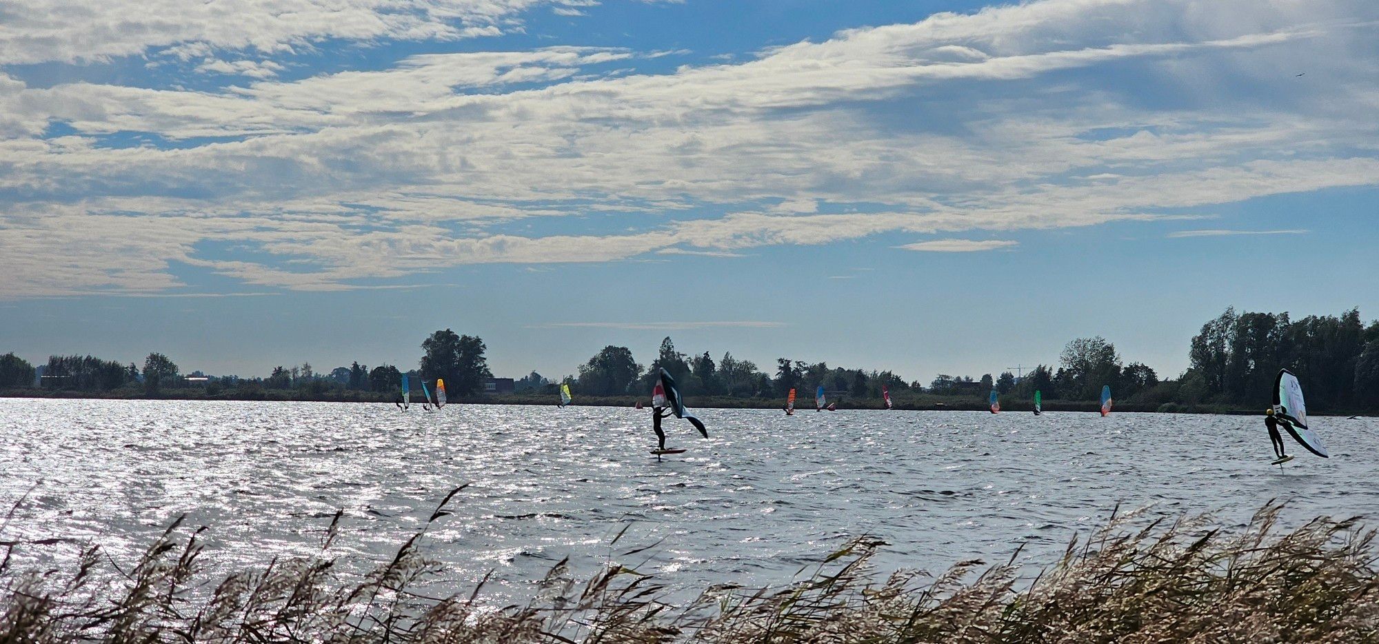 Water met surfers! En de zon glinstert op het water.