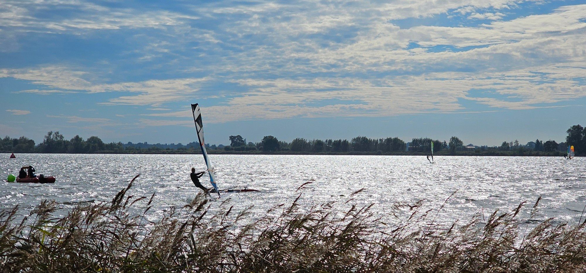 Water met surfer! En de zon glinstert op het water.