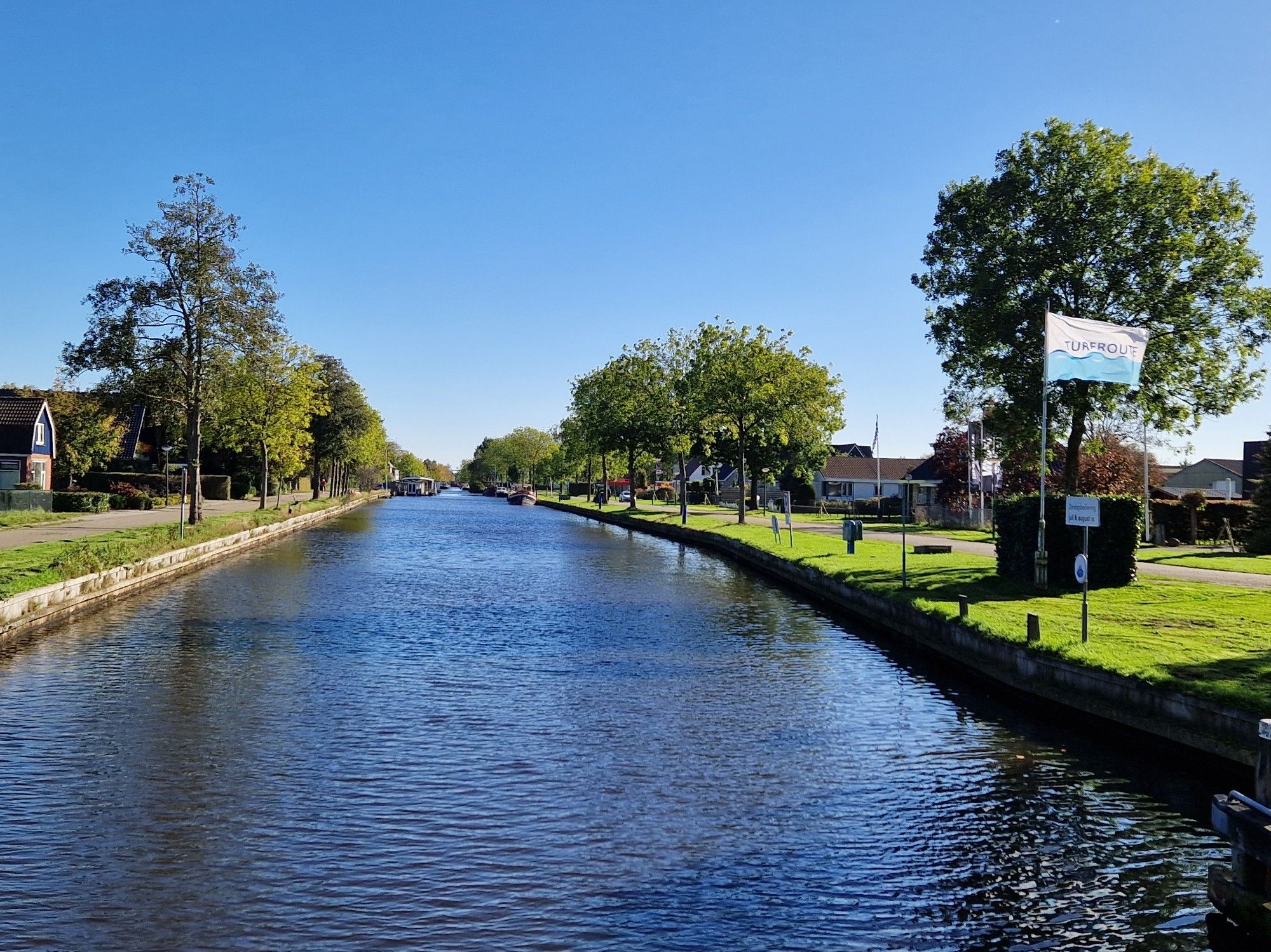 De Turfroute - de vlag hangt nog maar de bruggen worden niet meer bediend