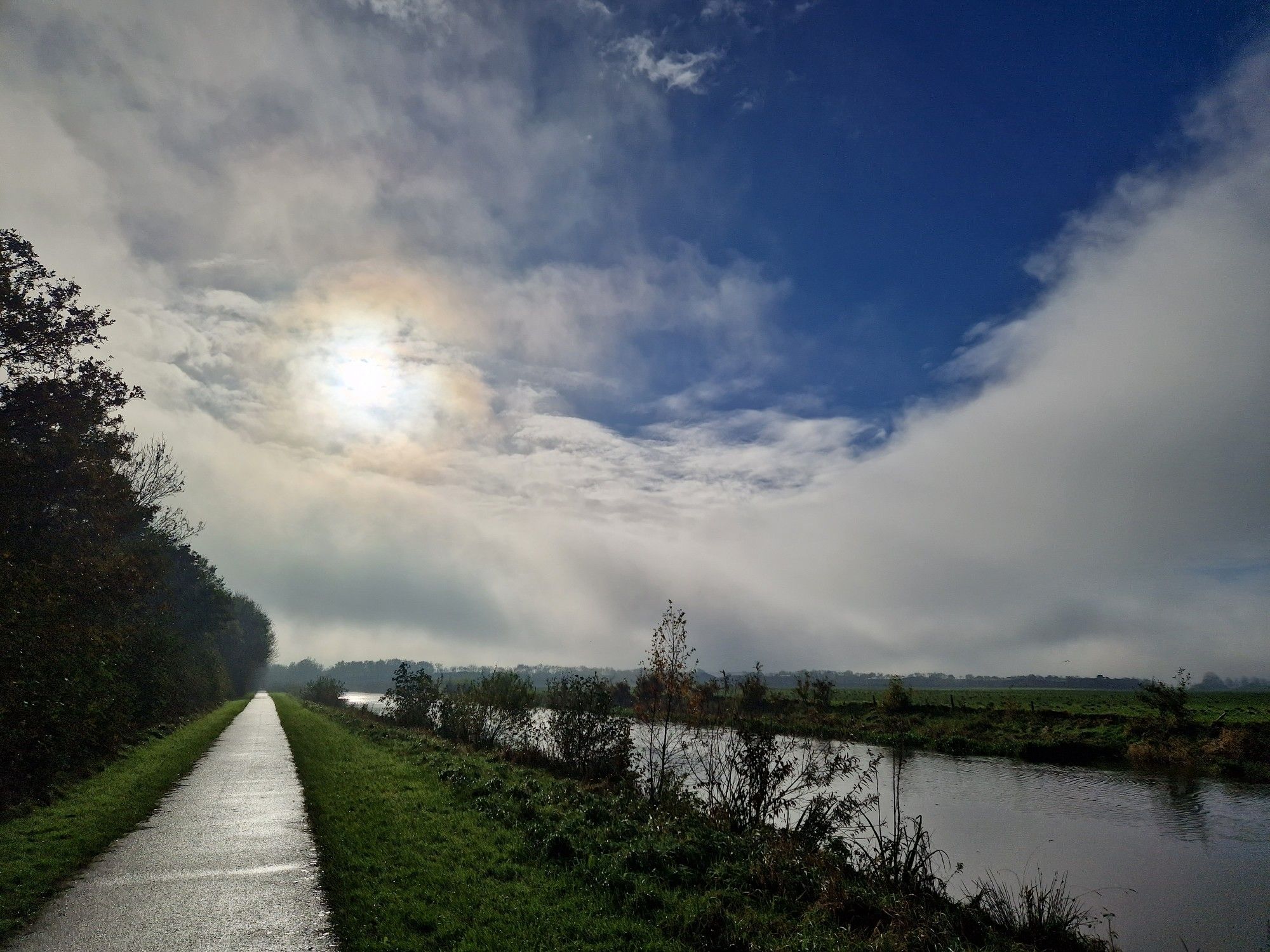 Langs de vaart en de weilanden in de zon!