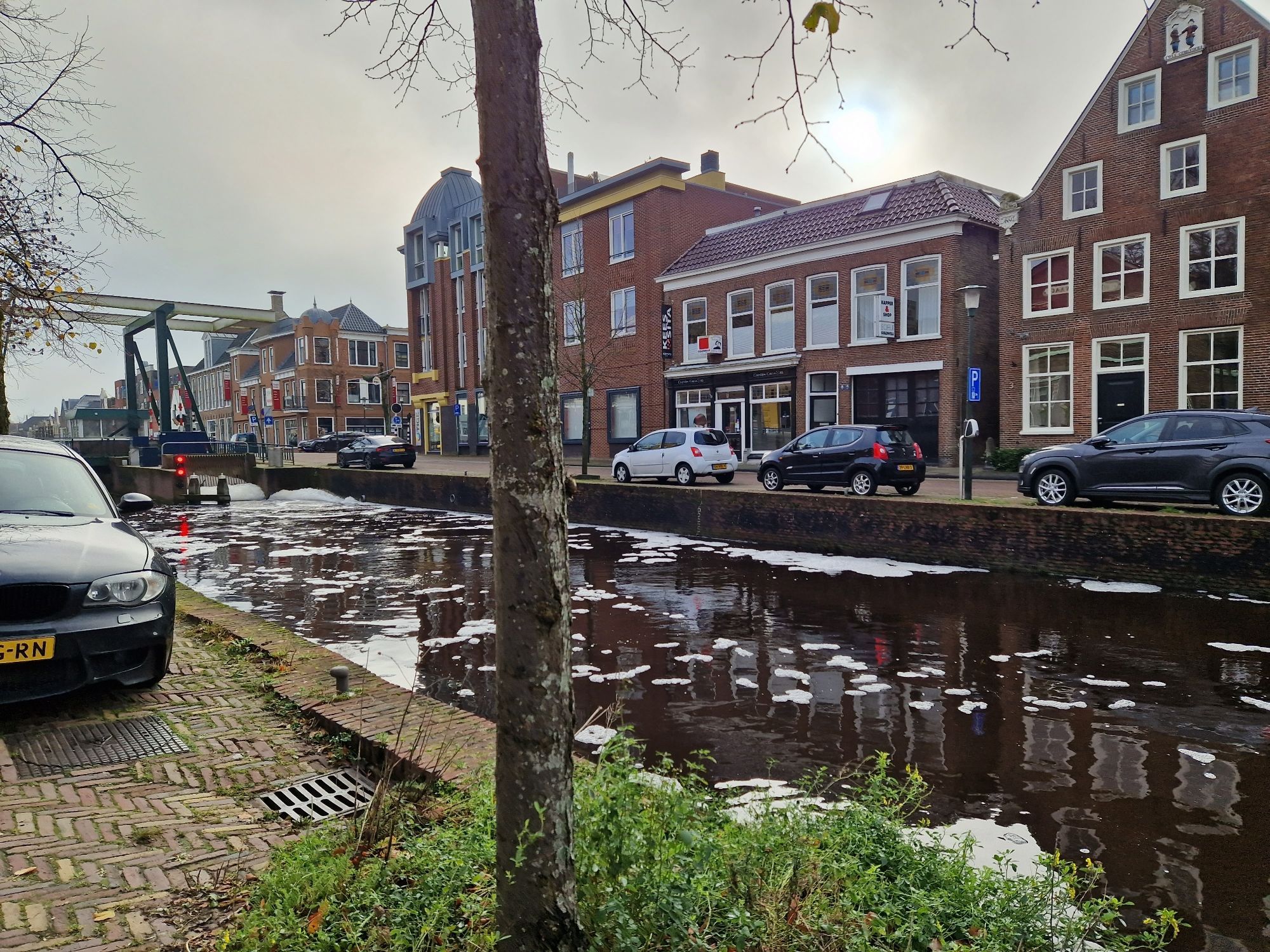 Bij de brug is het gemaal dat het water afvoert. Héél veel water na alle regen.