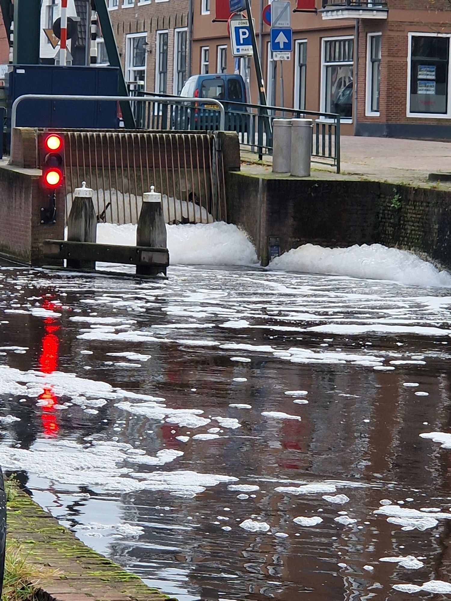 En al dat water geeft héél veel schuim!
Of er met afwasmiddel is gemorst.