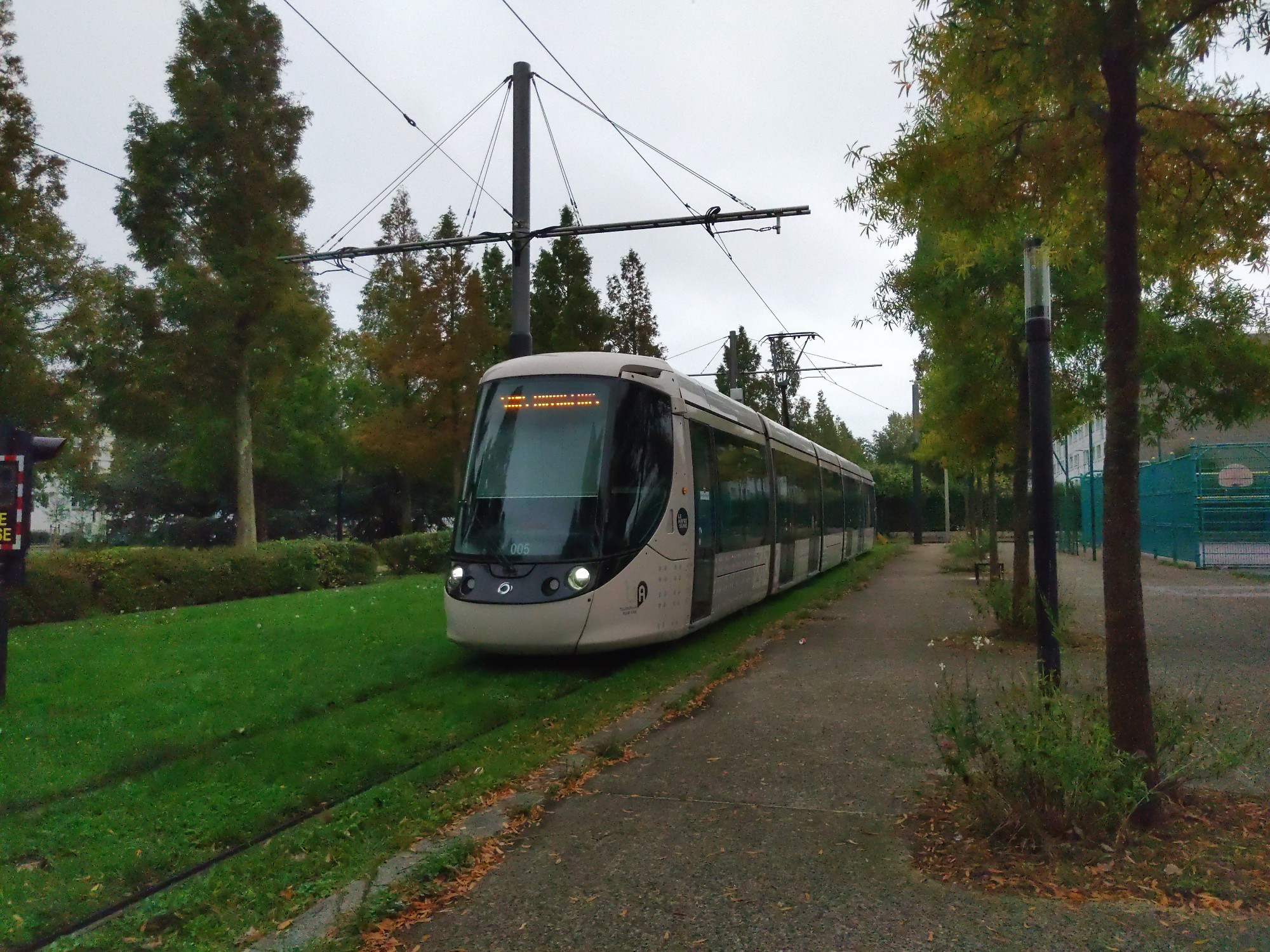 Citadis-Tram an der Endstation Pré-Fleuri.