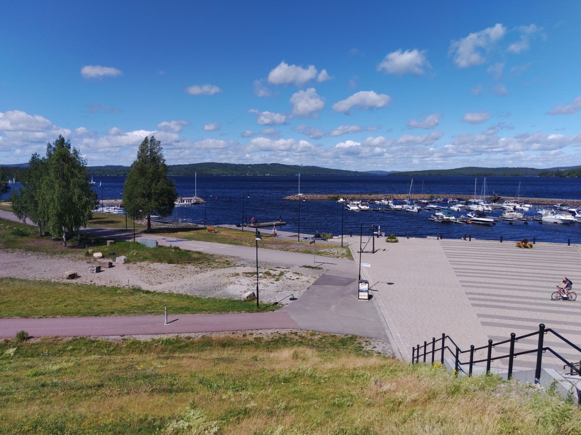 Blick von der Fußgängerüberführung in Ludvika auf den Väsman-See.